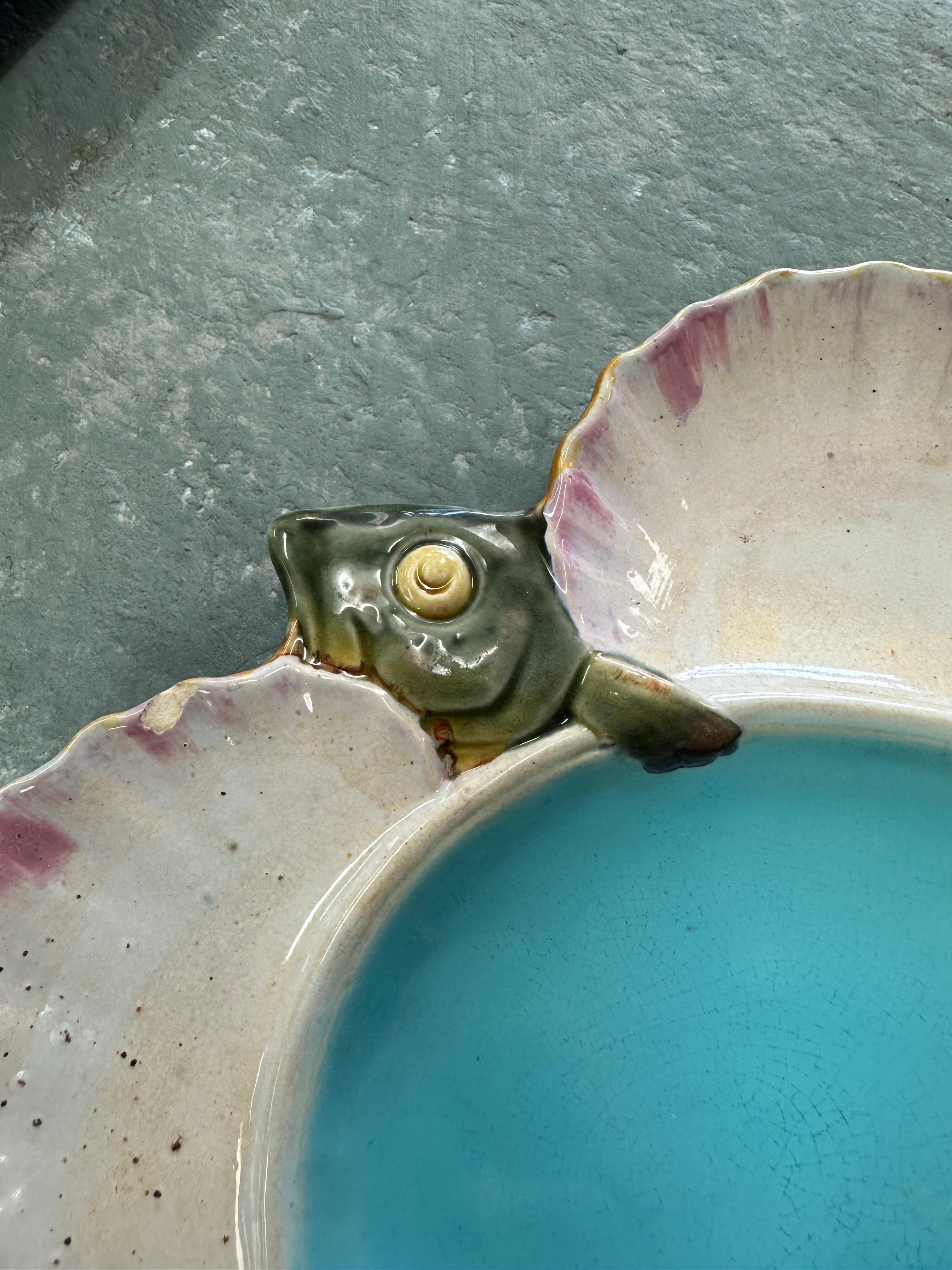 Piatto da pesce in maiolica Minton del XIX secolo Piatto da ostriche In condizioni discrete in vendita a Atlanta, GA