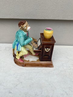 Humidor per tabacco in maiolica del XIX secolo con scimmia pianista Sarreguemines