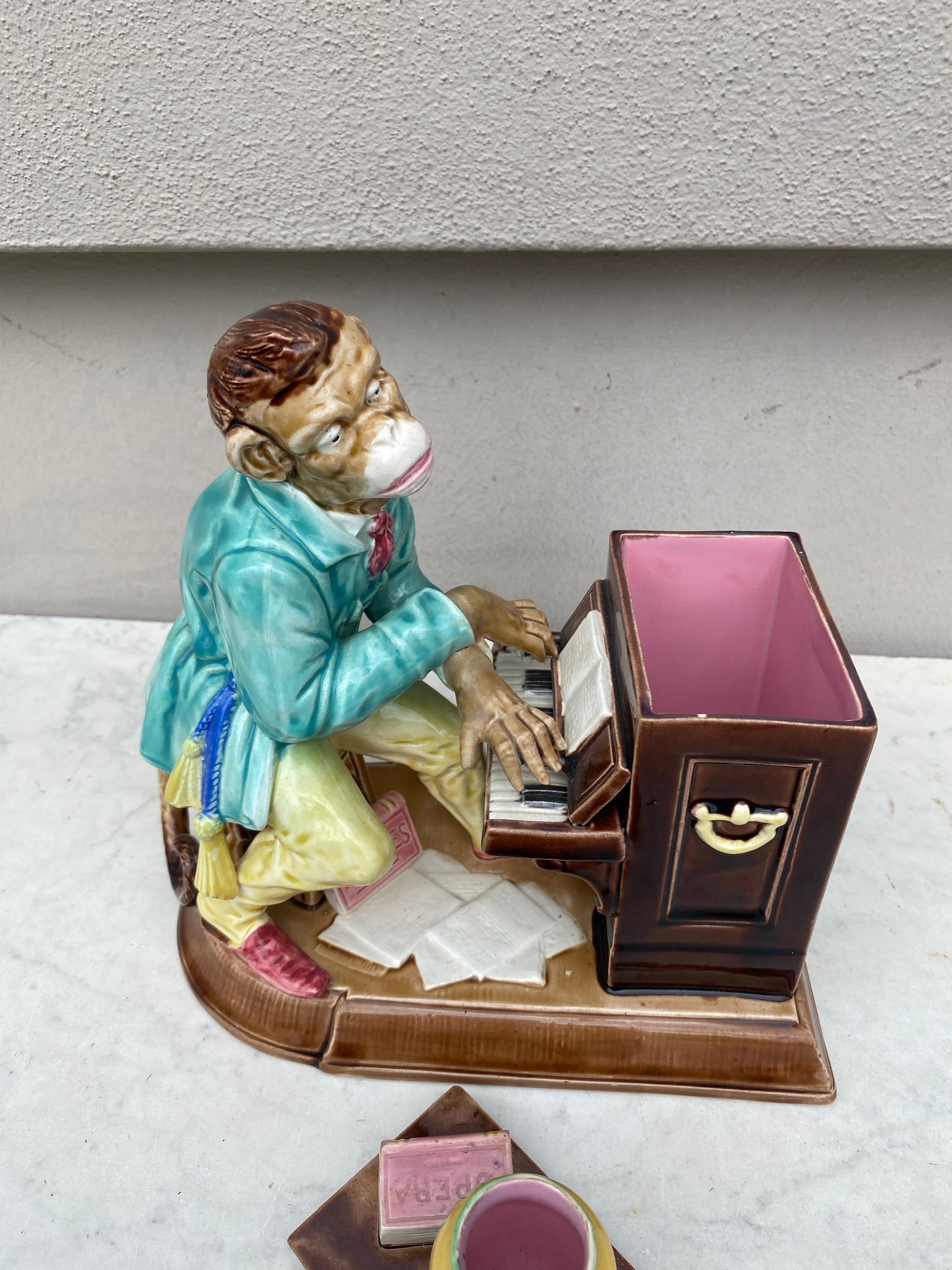 Français Pot à tabac humidificateur Pianist Monkey du 19ème siècle Sarreguemines en vente