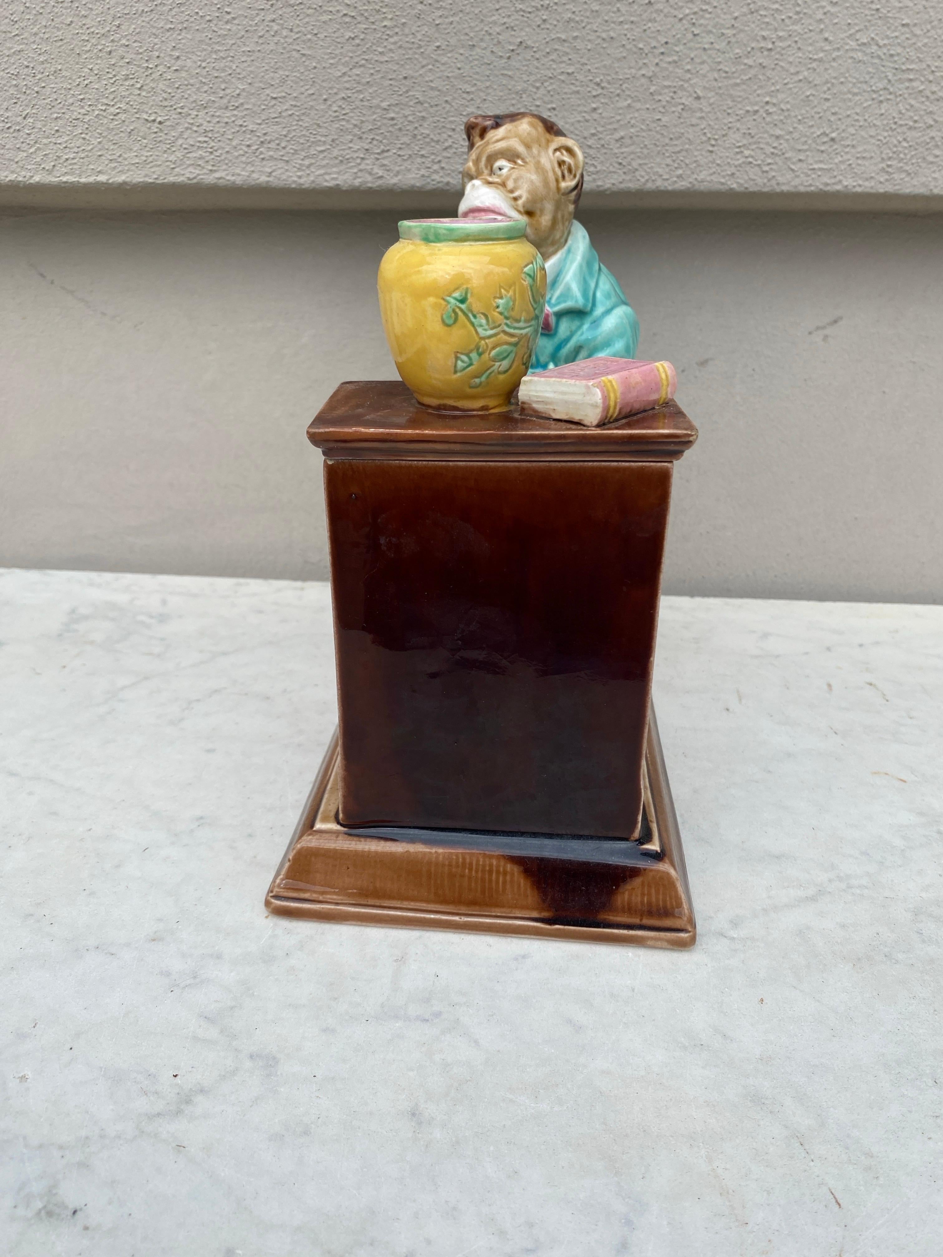 Fin du XIXe siècle Pot à tabac humidificateur Pianist Monkey du 19ème siècle Sarreguemines en vente