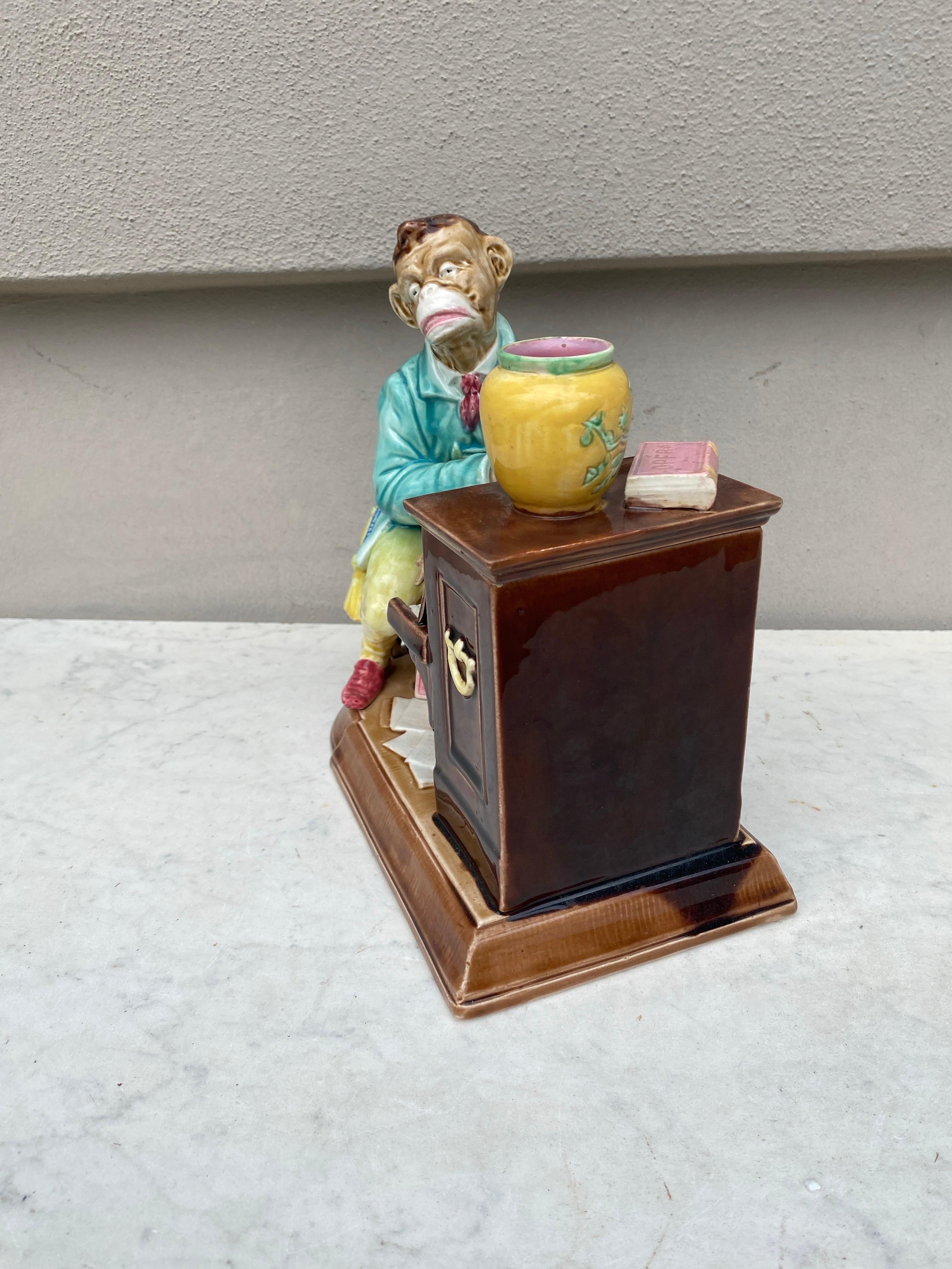 Céramique Pot à tabac humidificateur Pianist Monkey du 19ème siècle Sarreguemines en vente