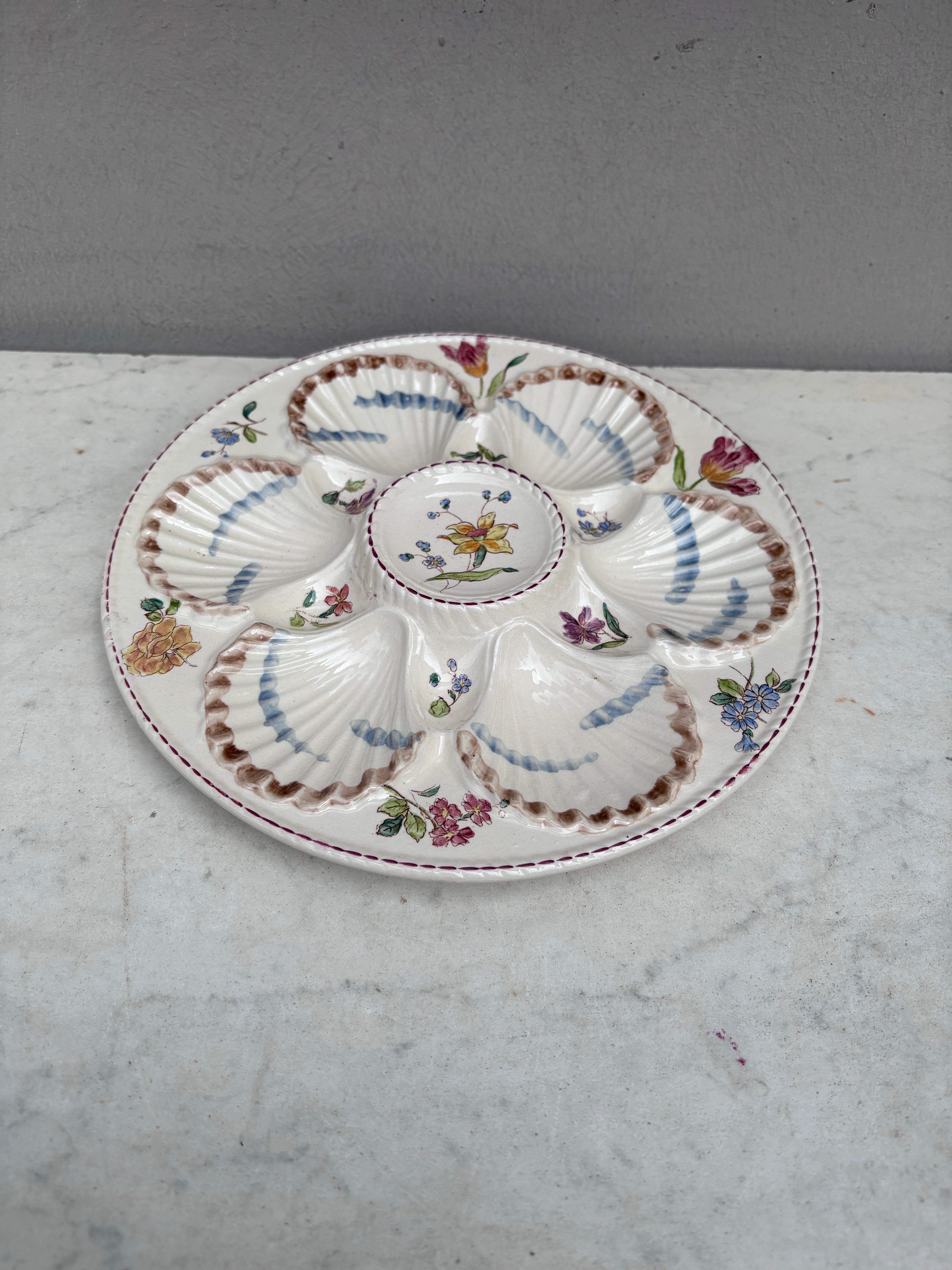 Plato de ostra de mayólica francesa con flores circa 1890 firmado Longchamp.