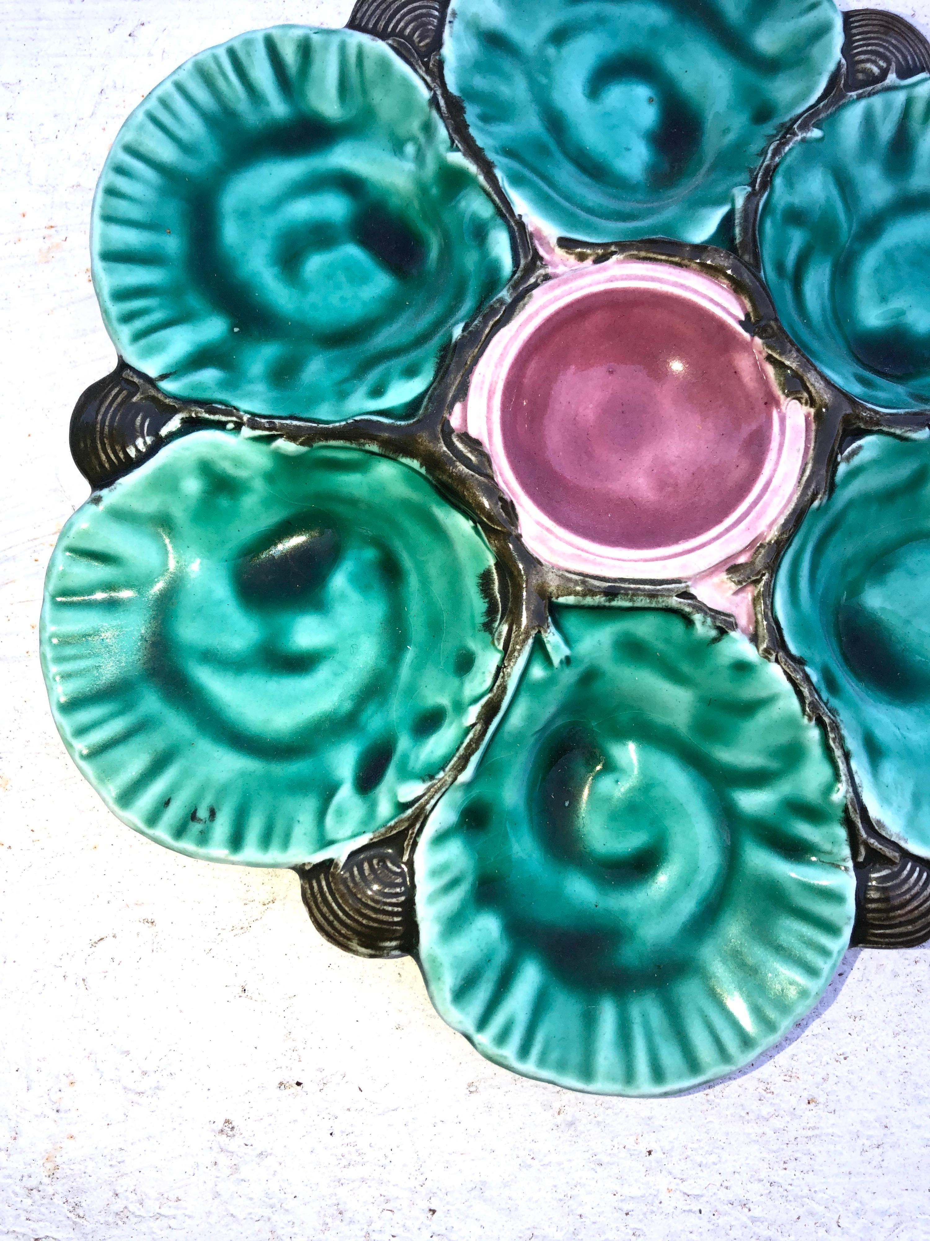 Colorful and rare majolica oyster plate Choisy Le roi unsigned, circa 1890.
The six wells are blue between grey shells and the centre is pink.