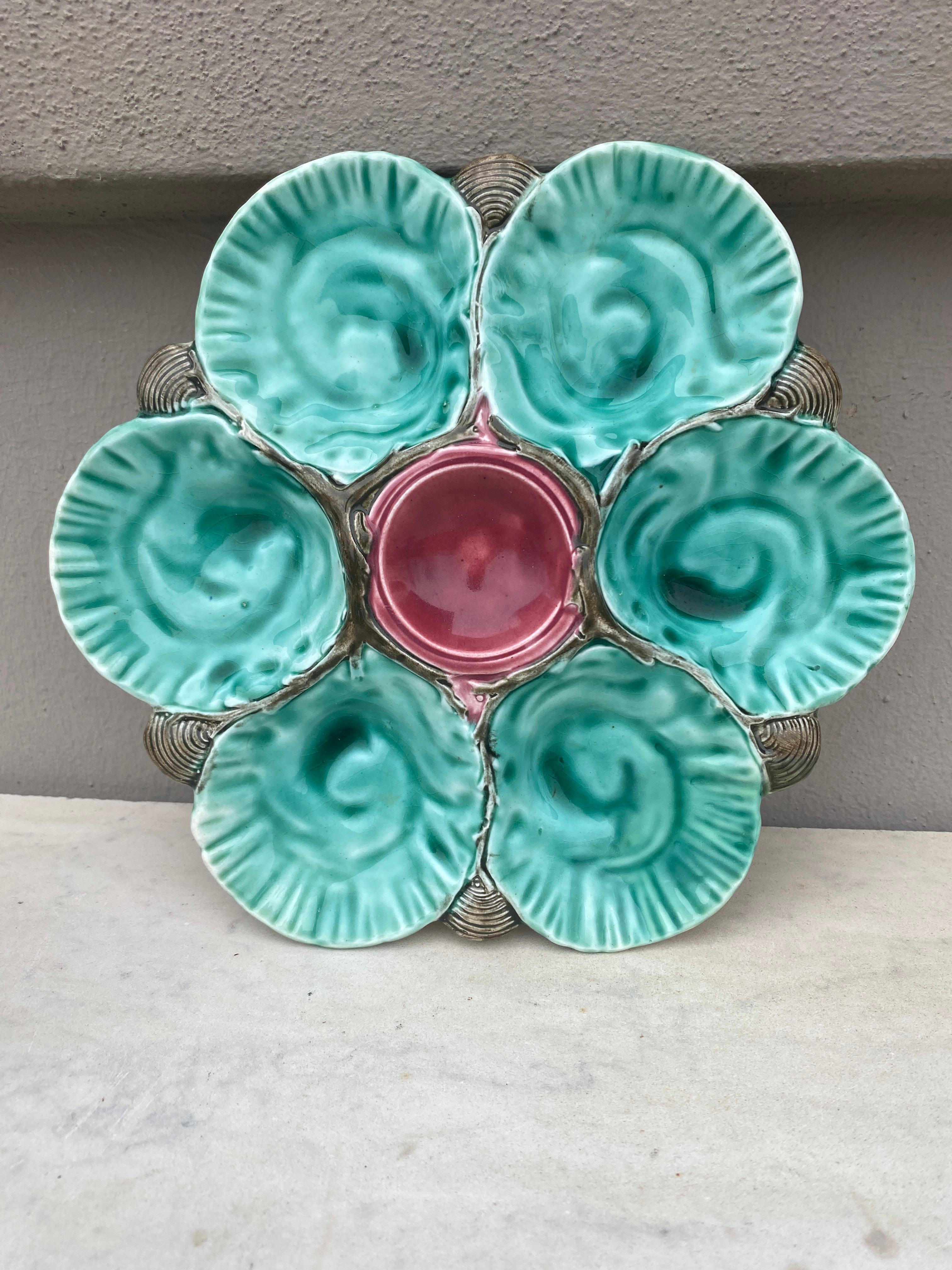 Colorful and rare Majolica oyster plate Choisy Le roi unsigned, circa 1890.
The six wells are blue between grey shells and the centre is pink.