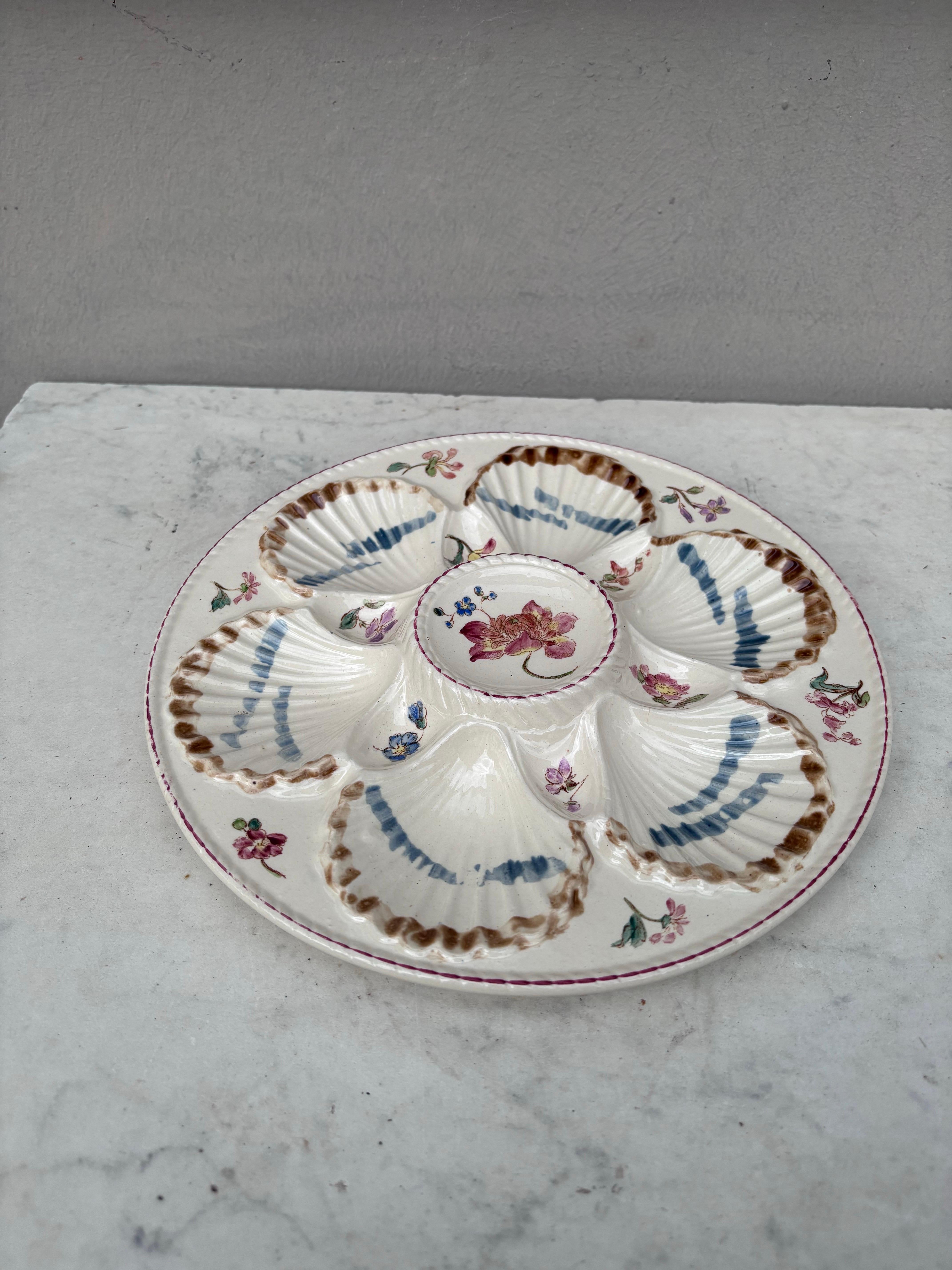 Assiette à huîtres en majolique française avec fleurs vers 1890 signée Longchamp.