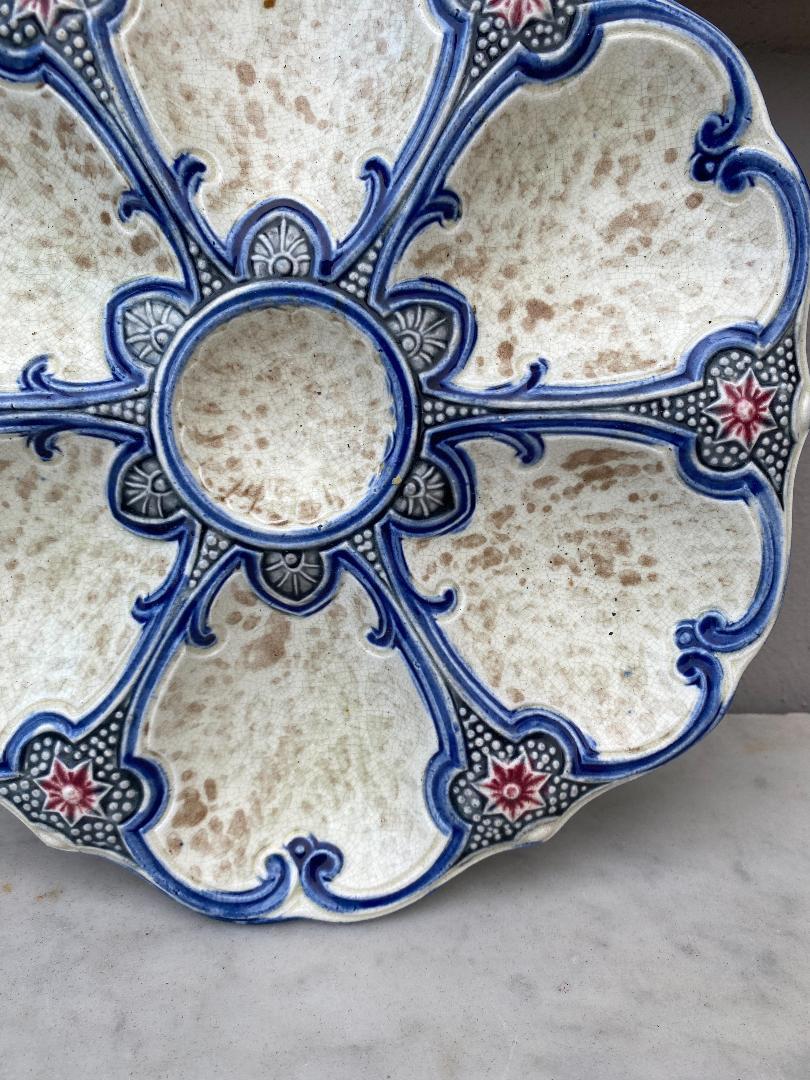 Plato de ostra Wasmuel Majolica del siglo XIX, los pocillos están divididos por líneas azules y estrellas rojas. Un pequeño desconchón en la parte posterior.
Referencia / Página 48 