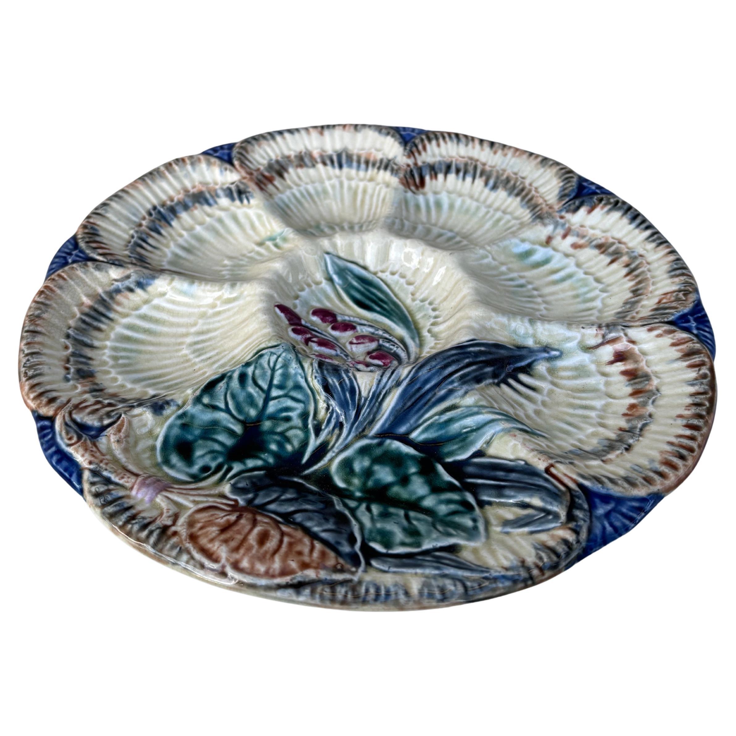 Assiette à huîtres Wasmuel (Belgique) du 19e siècle en majolique décorée de fleurs.