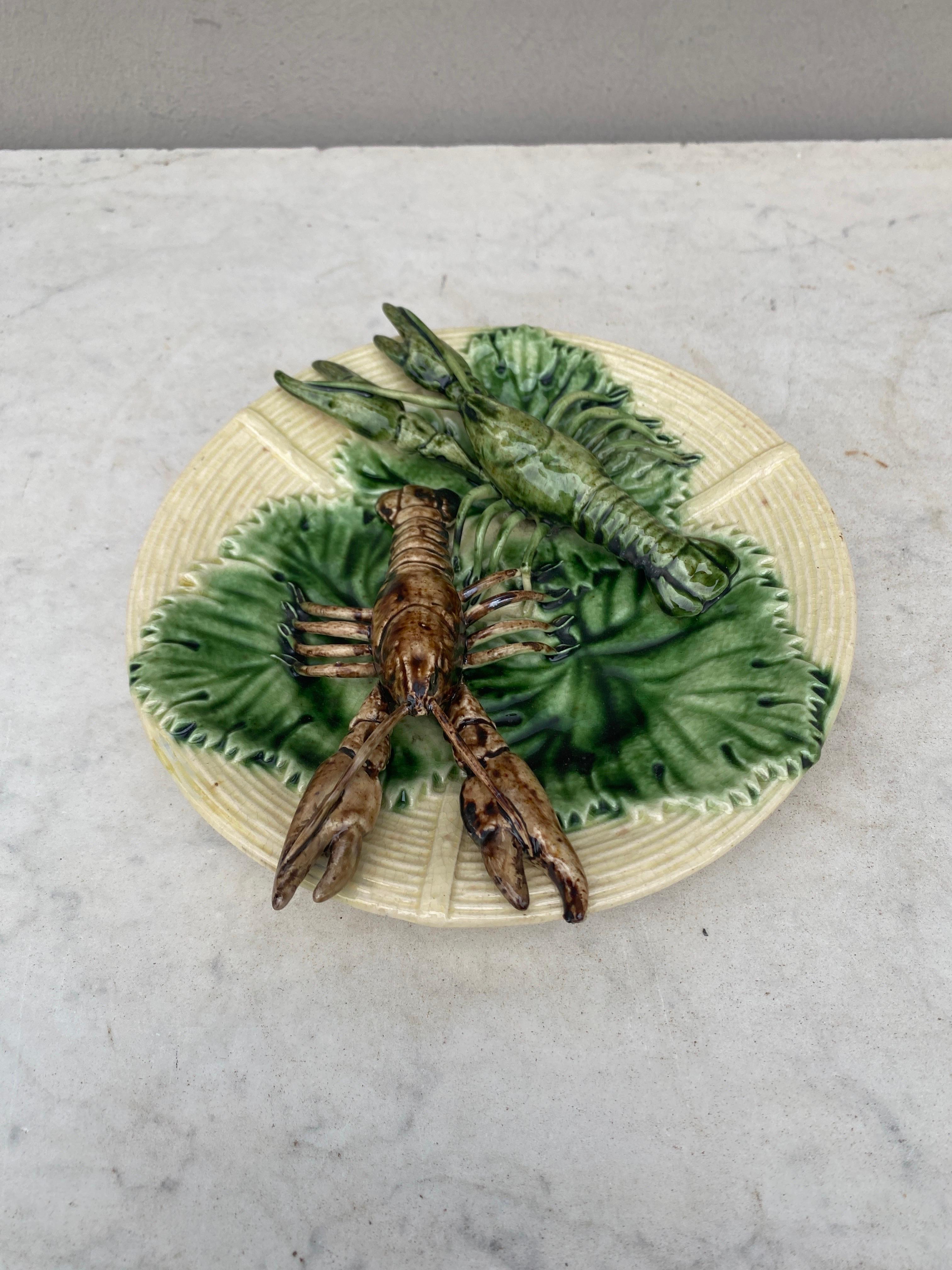 Unusual French Palissy crawfishs wall platter, circa 1890.
The platter represent two crawfishs in high relief resting on greens leaves, under the leaves a beige background imitating the basketry.
 
