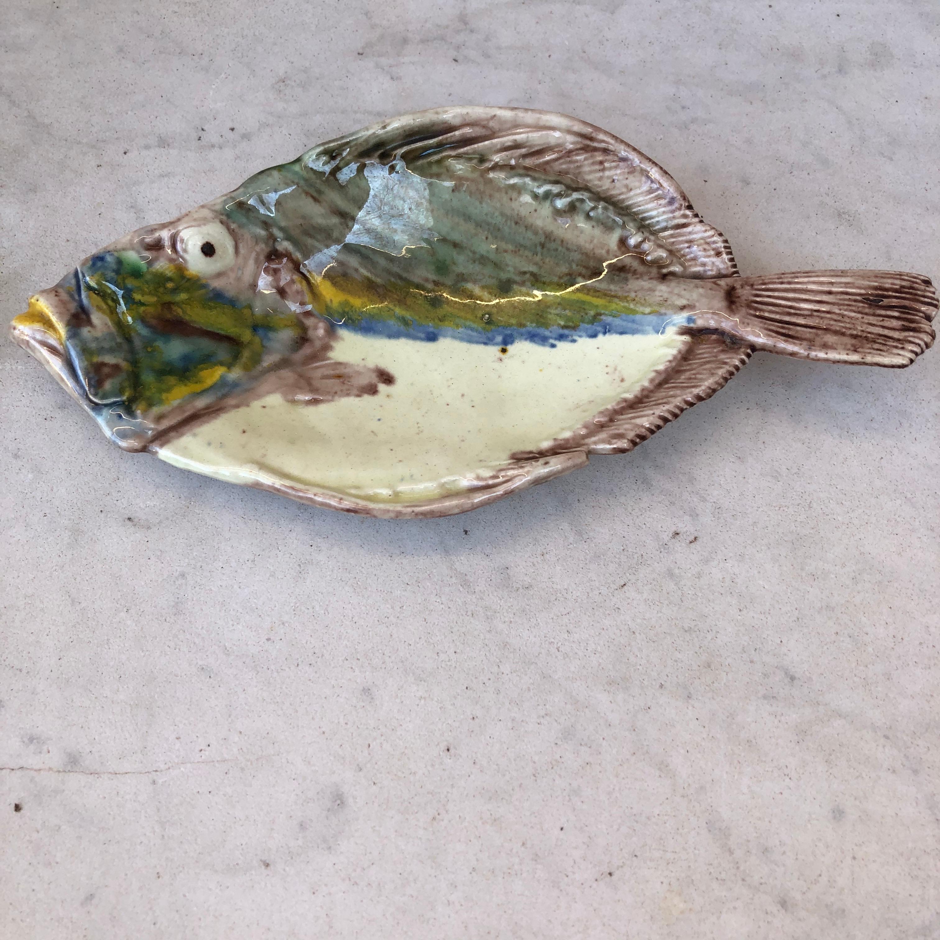 Majolica Palissy fish platter circa 1880 signed Thomas Sergent.
Thomas Victor Sergent was an active member of the School of Paris with others ceramists he made platters and other several others pieces like vases, tobacco jars, jardinières. He