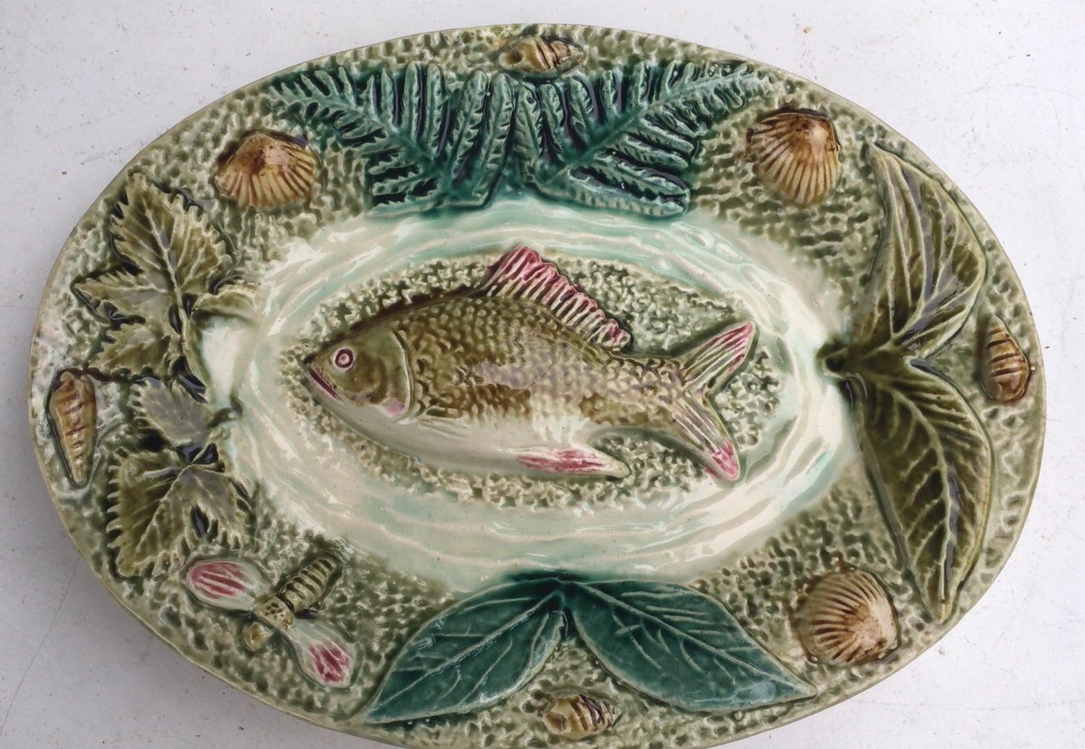 Antique French Majolica Palissy wall platter, circa 1880 with fish, shells, insect and leaves, circa 1880.
Attributed to the ceramist Francois Maurice.
The school of Paris is composed by makers as Victor Barbizet, Francois Maurice, Thomas Sergent,