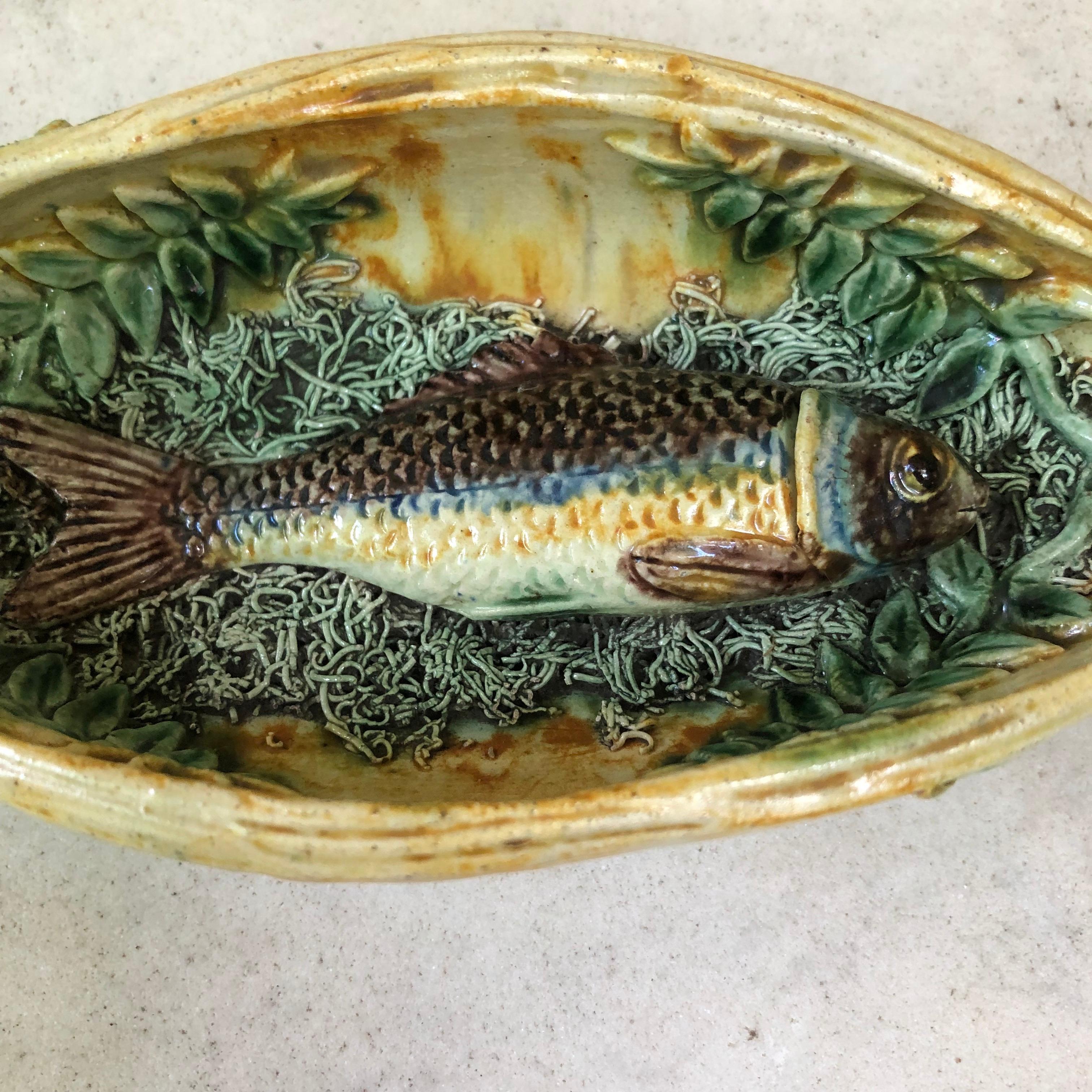 Victorien Majolique du 19ème siècle - Bateau en osier palissandre avec poisson en vente