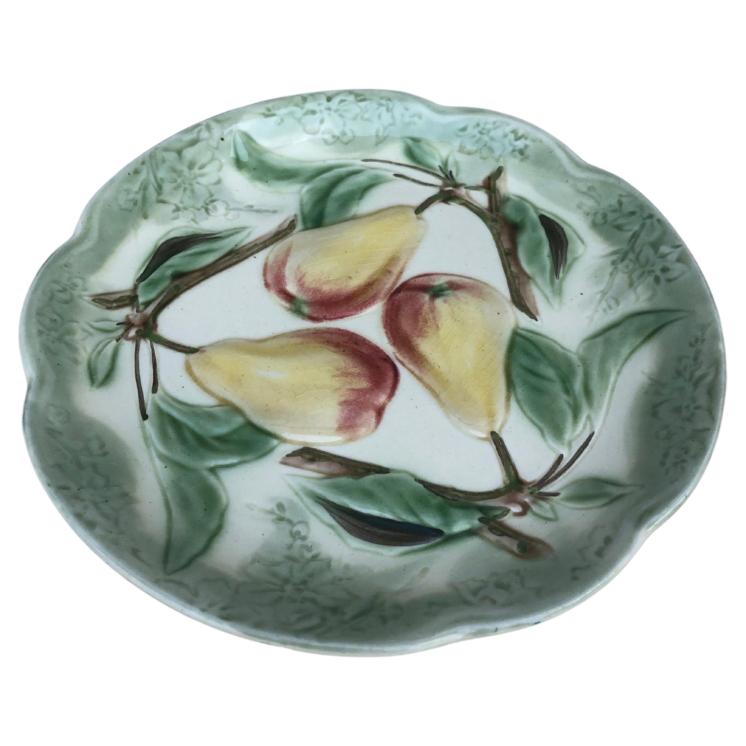 19th century Majolica pears plate signed Choisy Le Roi.
Made for higgins & setter New York.
The higgins & hetter Company of New York City began selling decorations for the table, including rich-cut glass in 1887. By 1891 the firm was