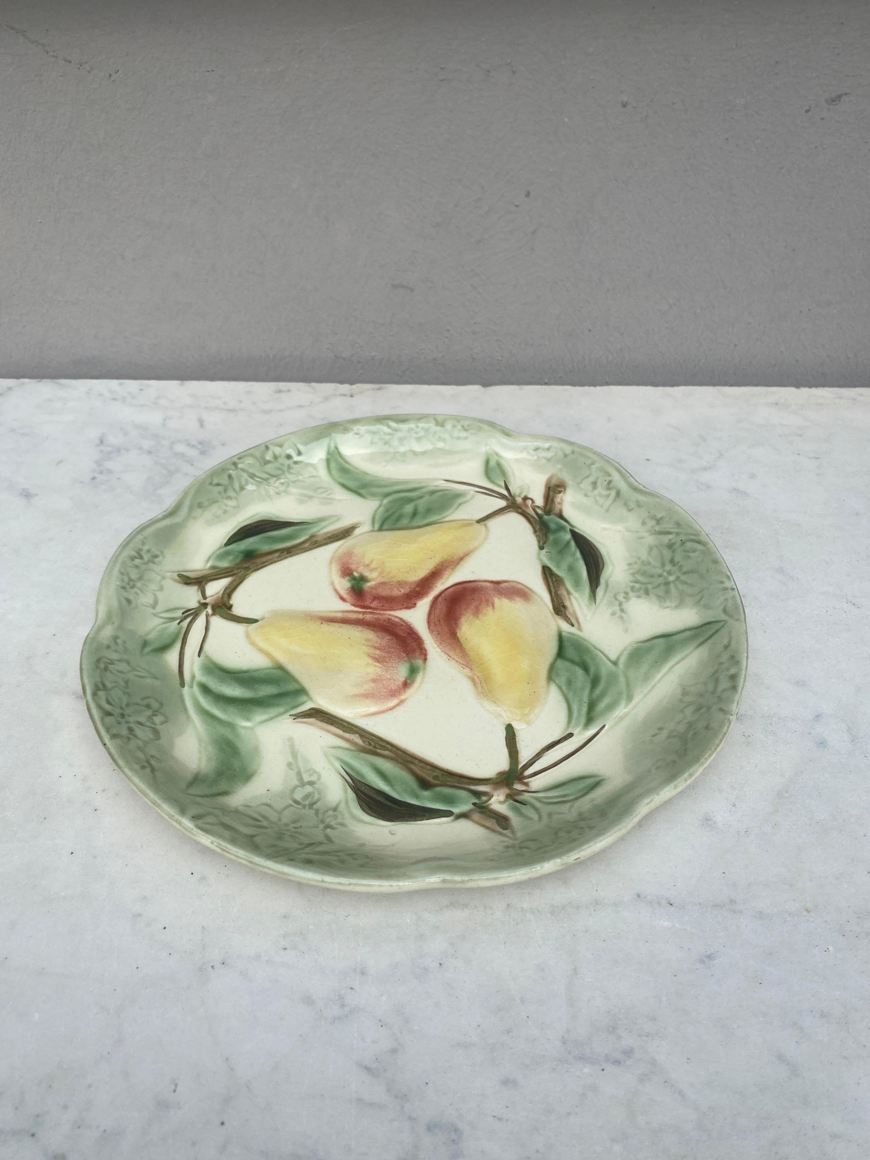 19th Century Majolica pears plate signed Choisy Le Roi.
Made for higgins & setter New York.
The higgins & hetter Company of New York City began selling decorations for the table, including rich-cut glass in 1887. By 1891 the firm was