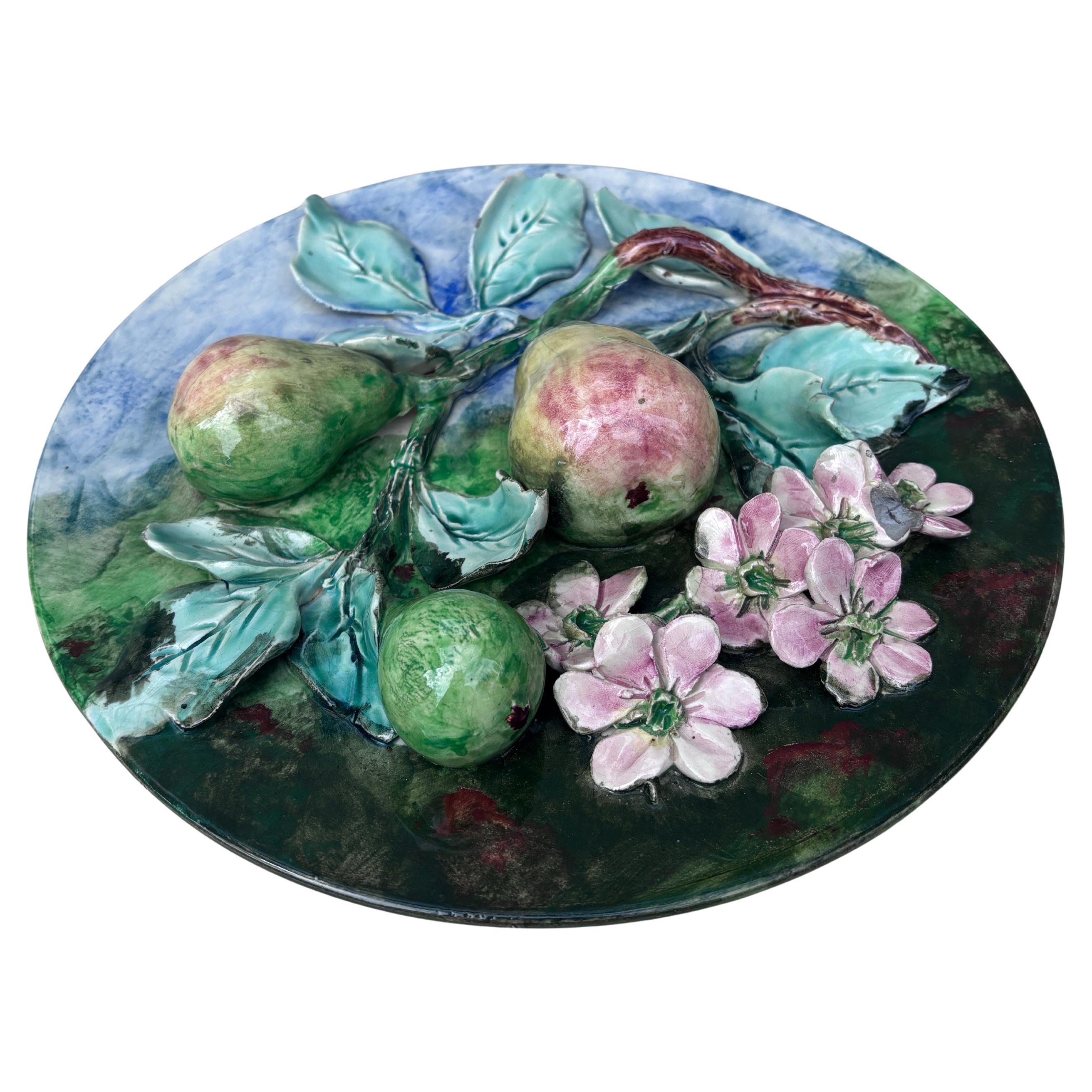 19th Century Majolica Pear Wall Platter Longchamp.
11.8 inches diameter.
The manufacture of Longchamp produced this fruits platters with various fruits in four different sizes. Reference / page 64 and 65 