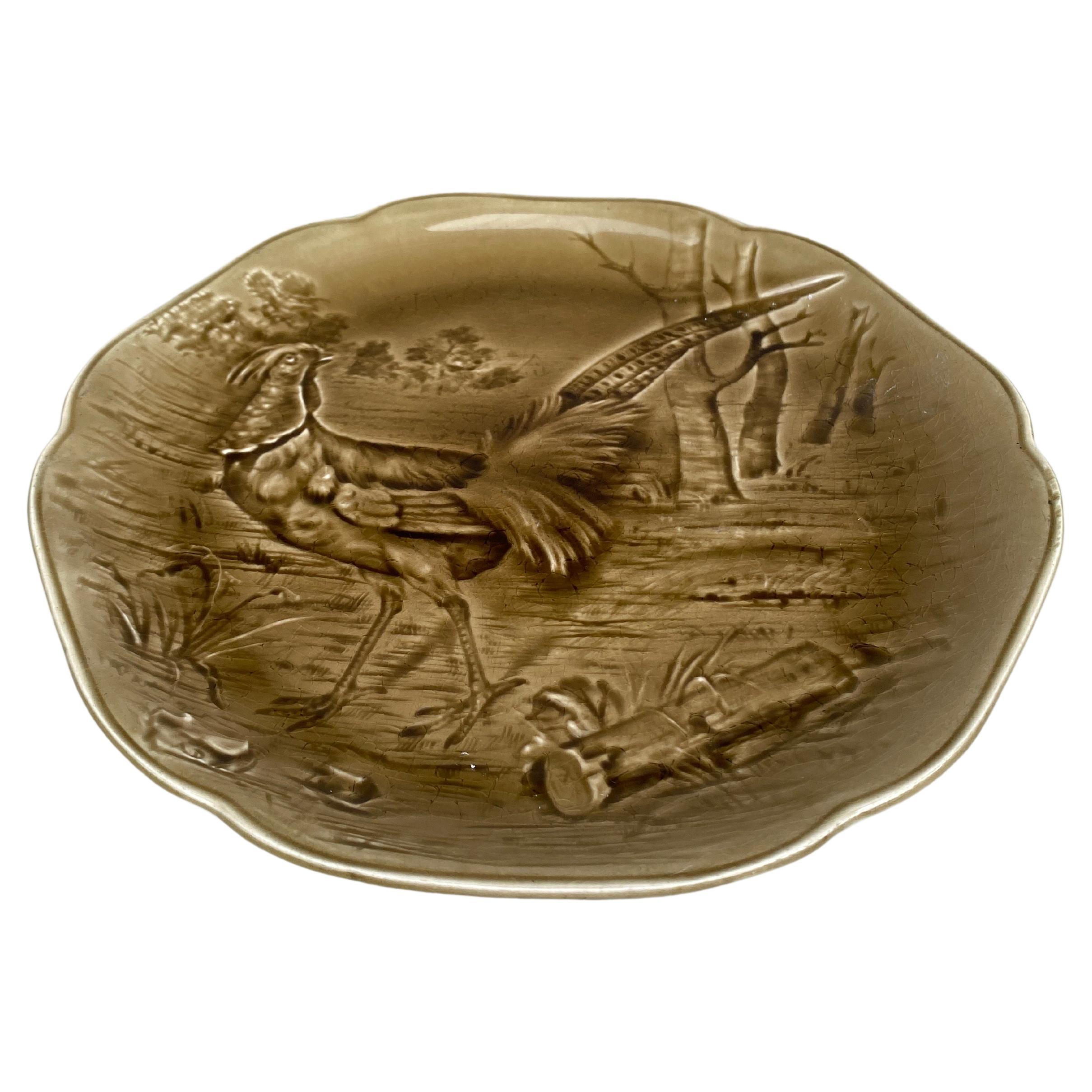 Majolikateller mit einem Fasan im Wald, signiert Hippolyte Boulenger Choisy-le-Roi, um 1890.
Die Manufaktur von Choisy-le-Roi war eine der wichtigsten Manufakturen am Ende des 19. Jahrhunderts, die sehr hochwertige Keramik aller Art wie Majolika