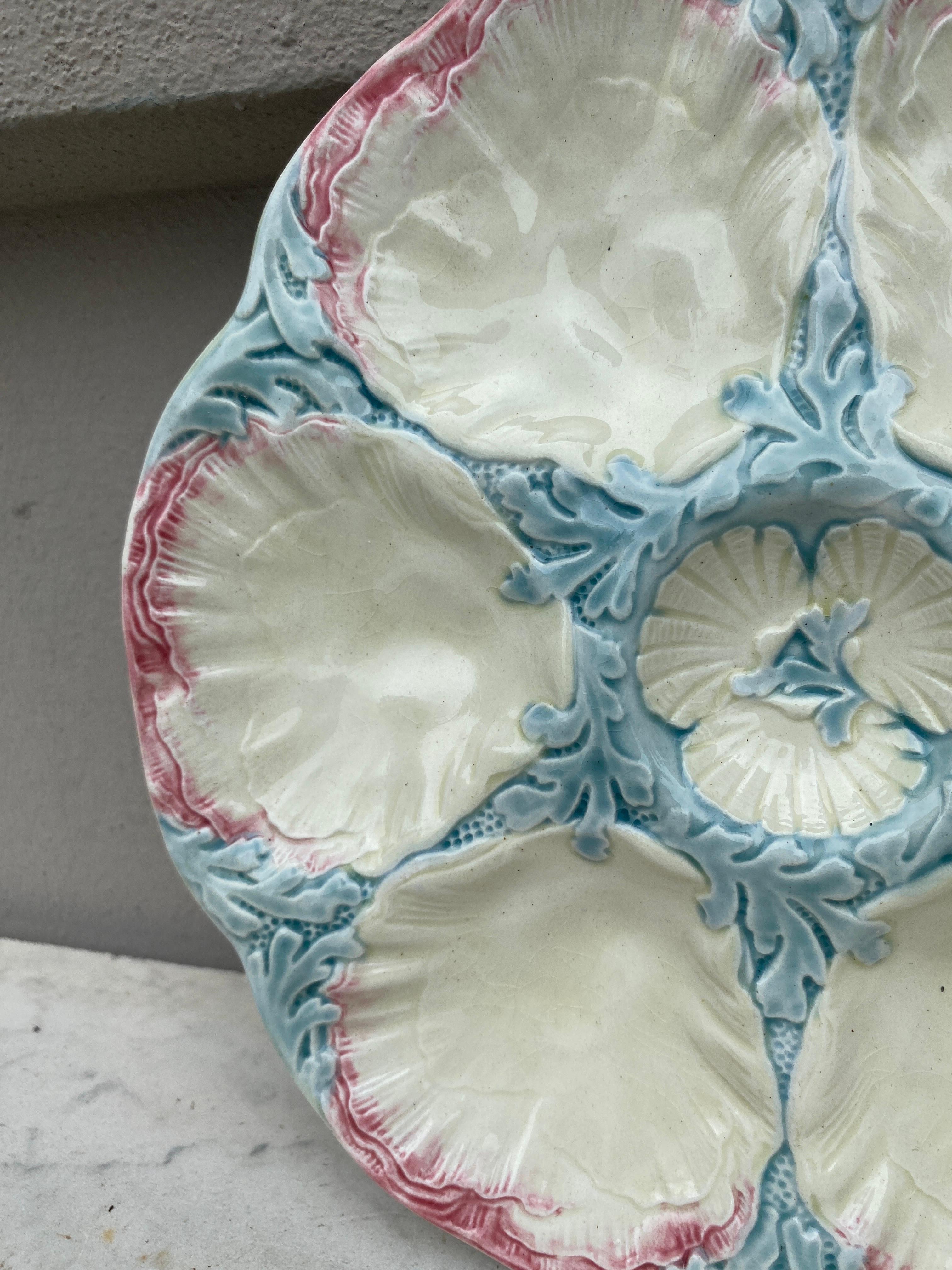 Mouvement esthétique Assiette à huîtres rose et bleue Gien du 19ème siècle en vente
