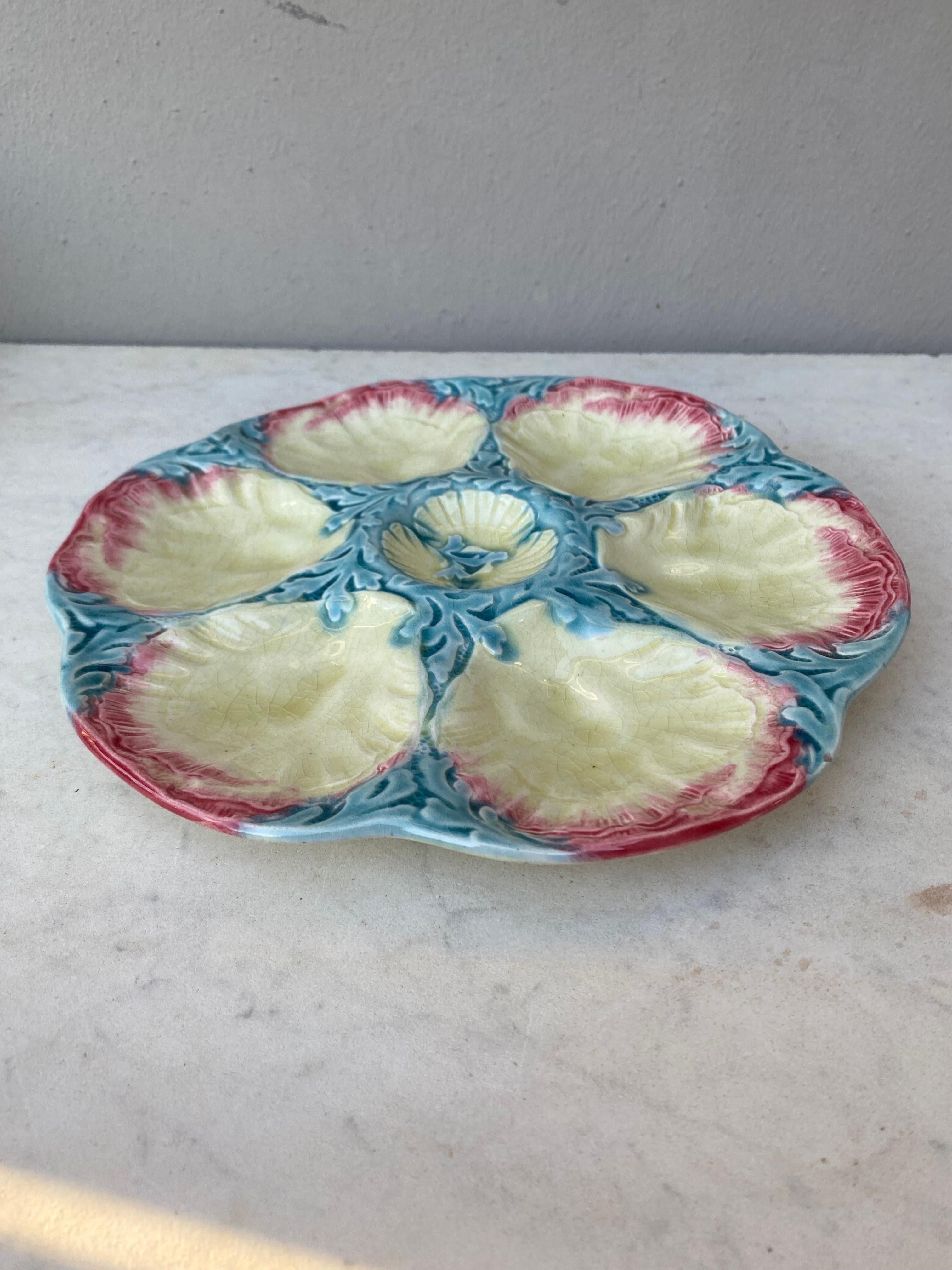 Assiette à huîtres en majolique rose et bleue du 19ème siècle Gien Bon état - En vente à Austin, TX