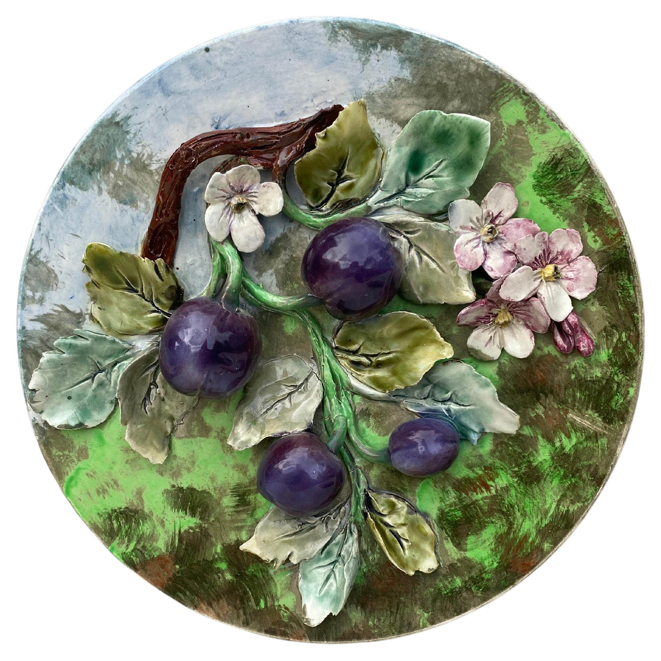 Assiette murale à prunes en majolique du 19ème siècle Longchamp