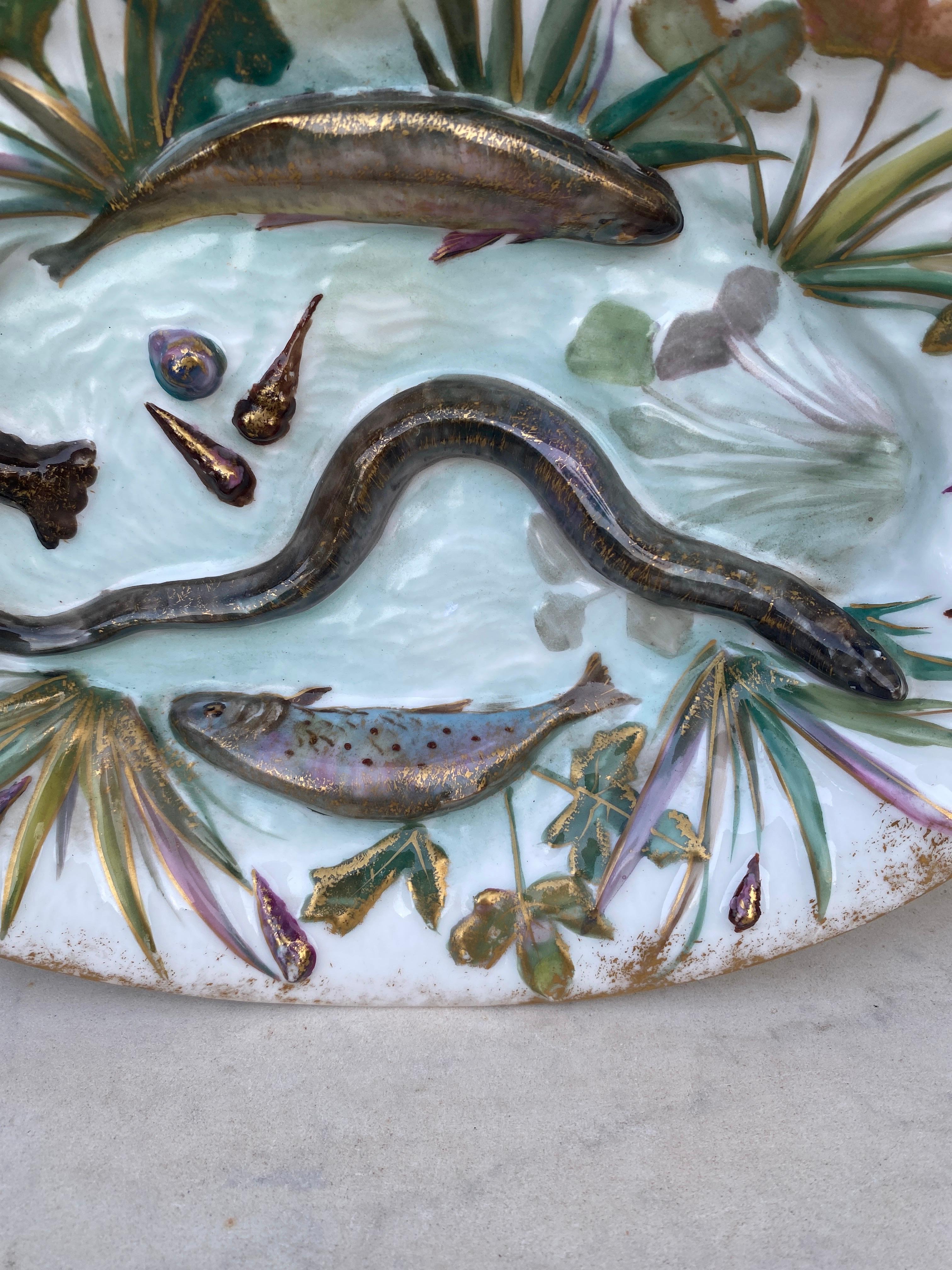 Victorien Assiette murale en porcelaine de Palissy avec poissons du 19ème siècle en vente