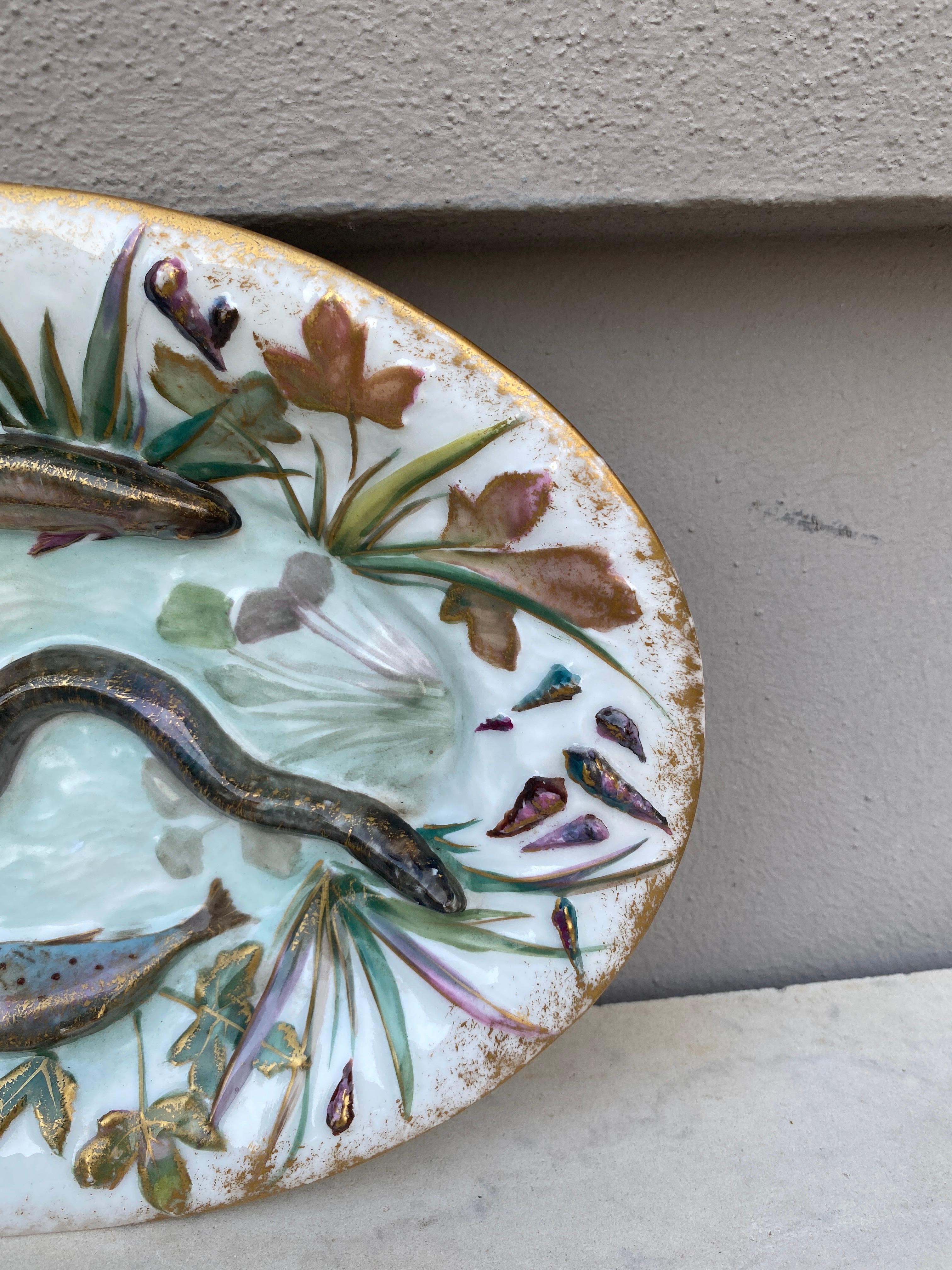 Français Assiette murale en porcelaine de Palissy avec poissons du 19ème siècle en vente