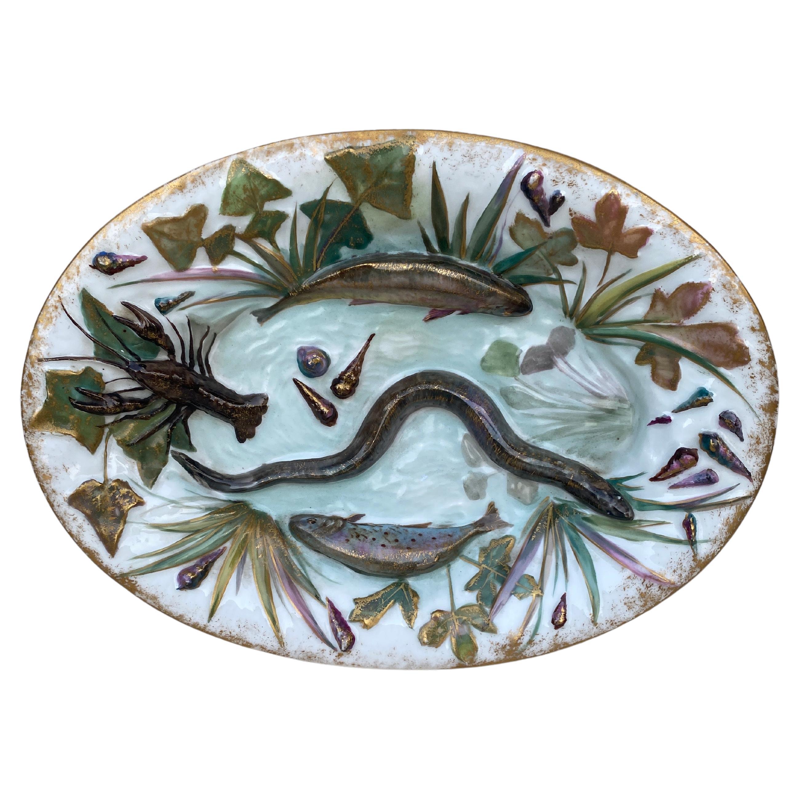 Assiette murale en porcelaine de Palissy avec poissons du 19ème siècle en vente