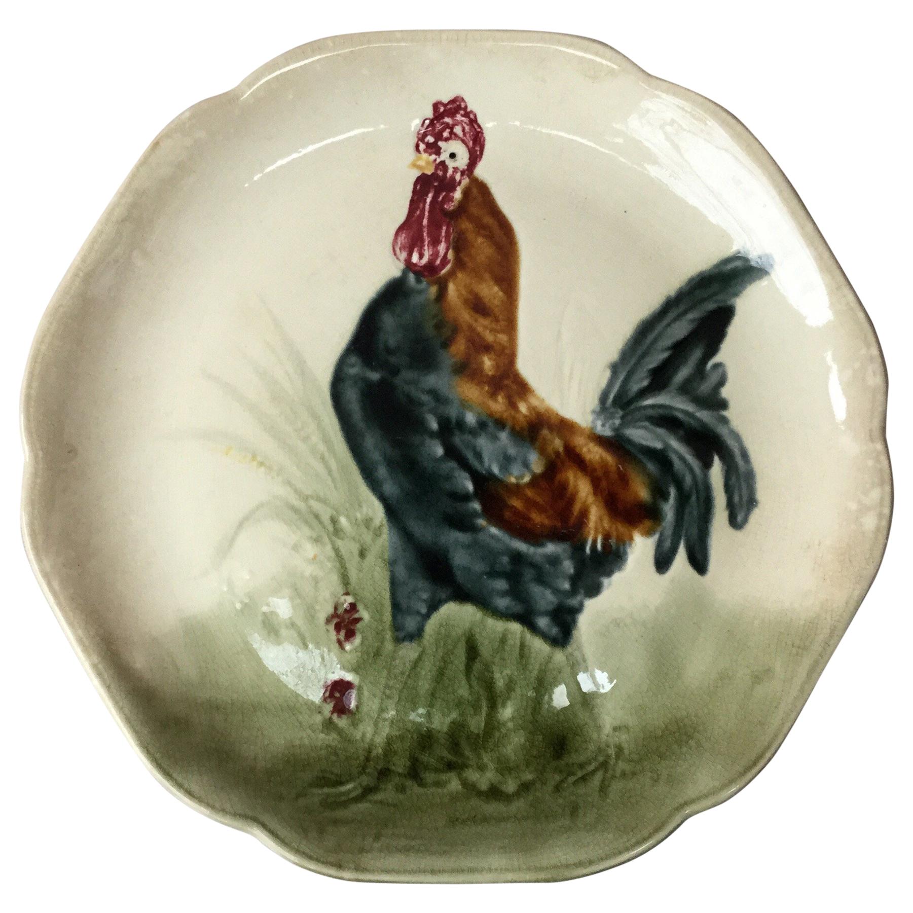 Assiette à coqs en majolique du 19ème siècle Choisy Le Roi
