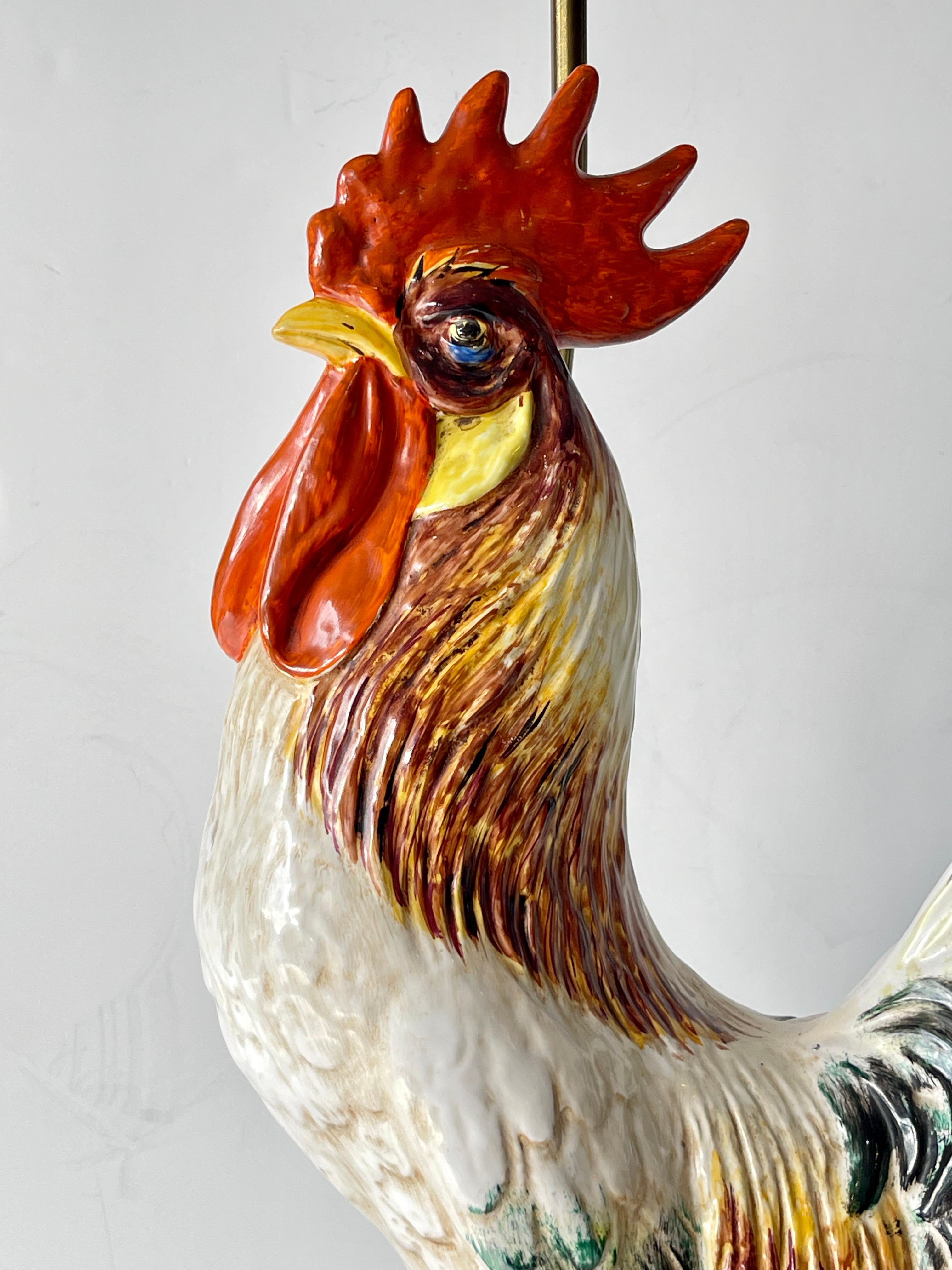 Provincial français Lampe de table du XIXe siècle en majolique avec coq sur pied en Wood en vente