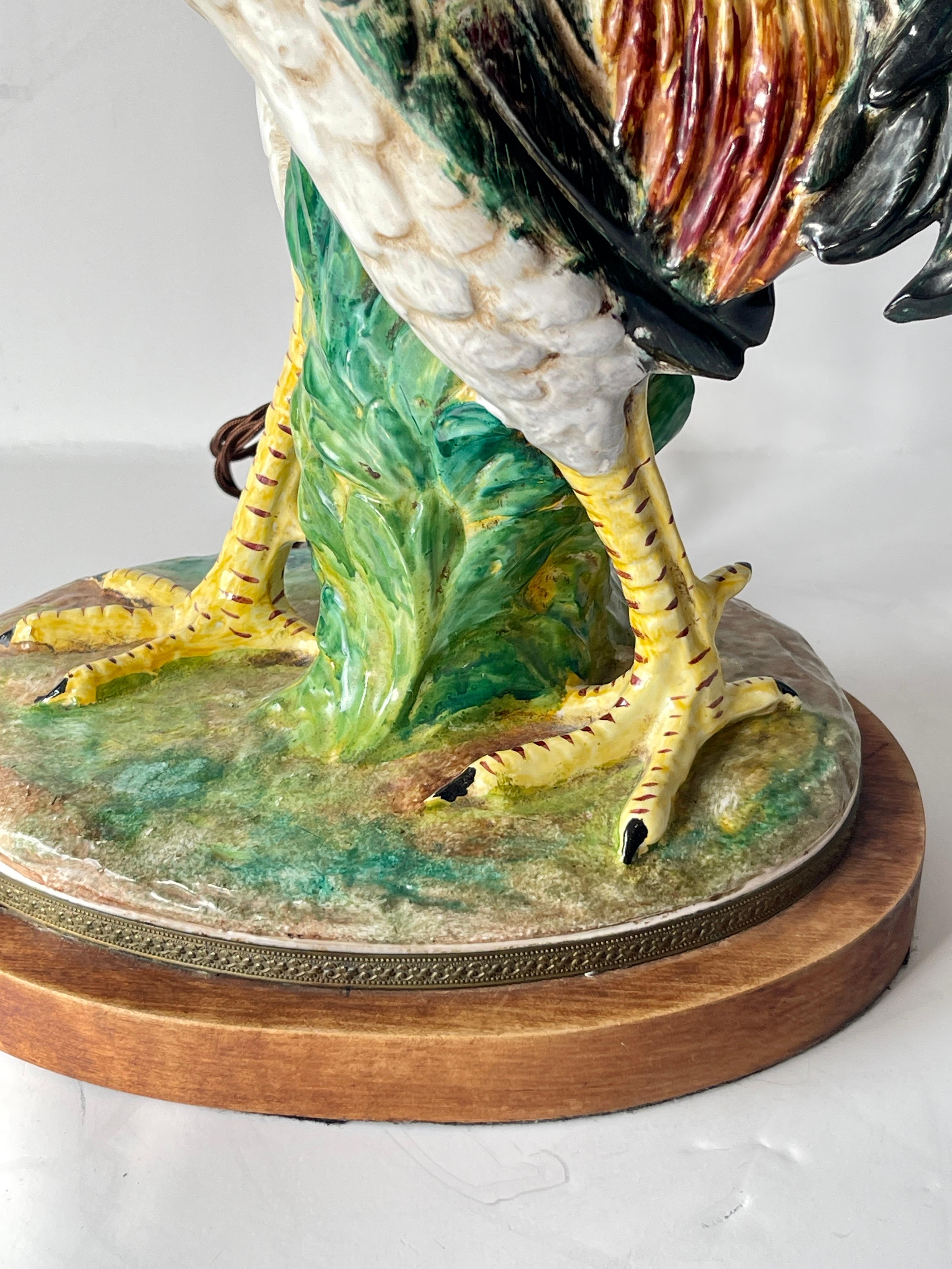Français Lampe de table du XIXe siècle en majolique avec coq sur pied en Wood en vente