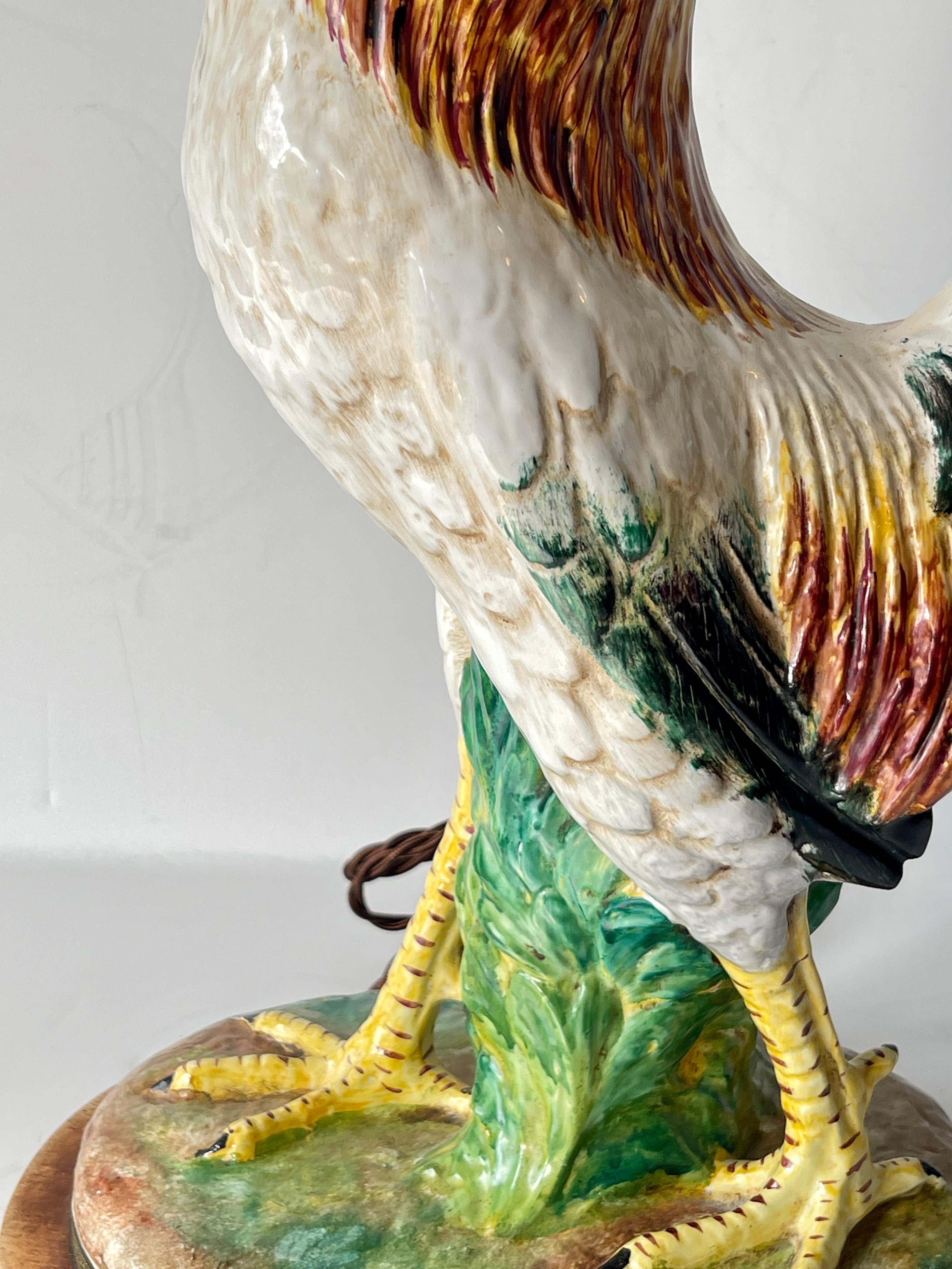 Fait main Lampe de table du XIXe siècle en majolique avec coq sur pied en Wood en vente