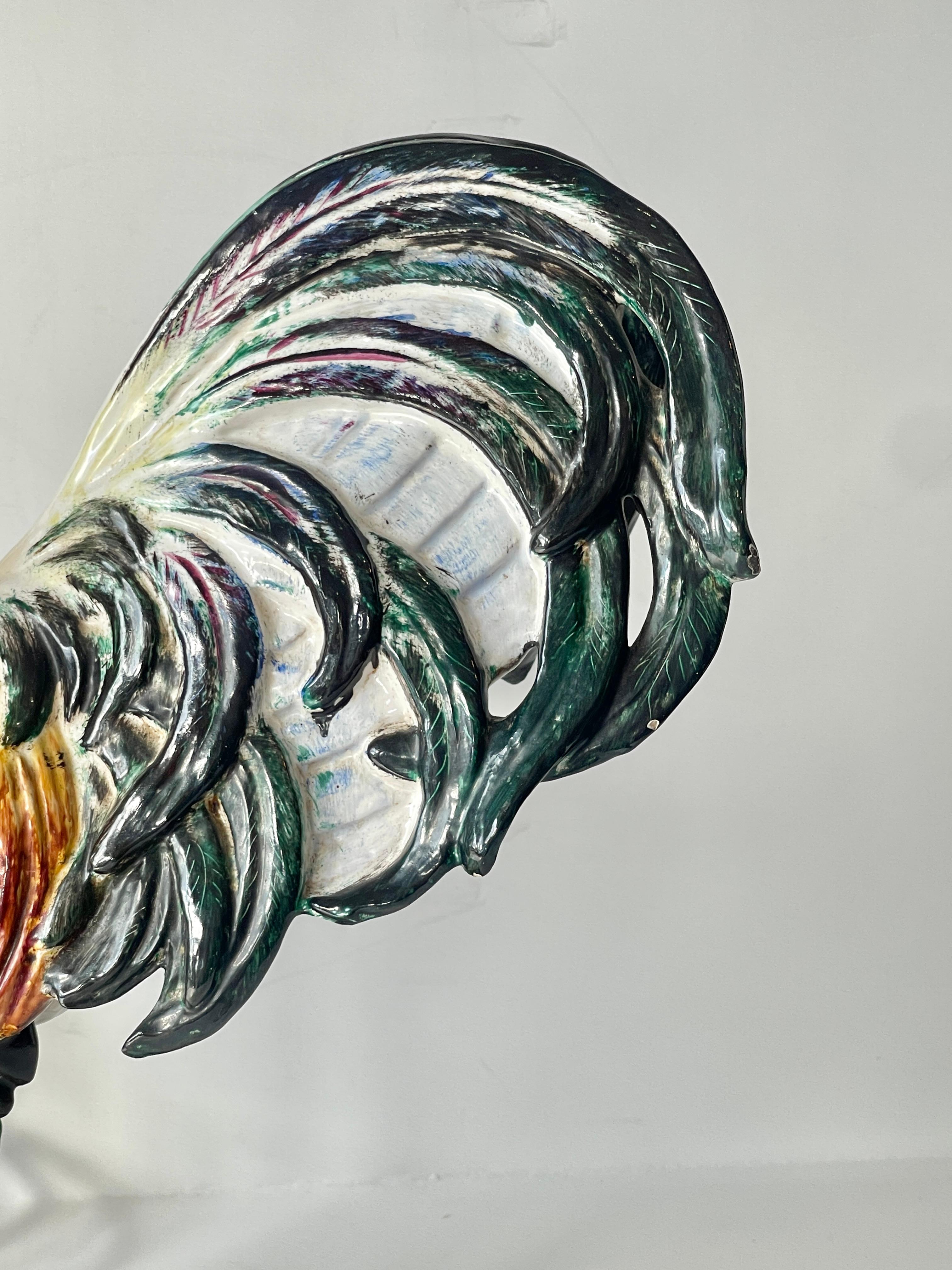 Laiton Lampe de table du XIXe siècle en majolique avec coq sur pied en Wood en vente