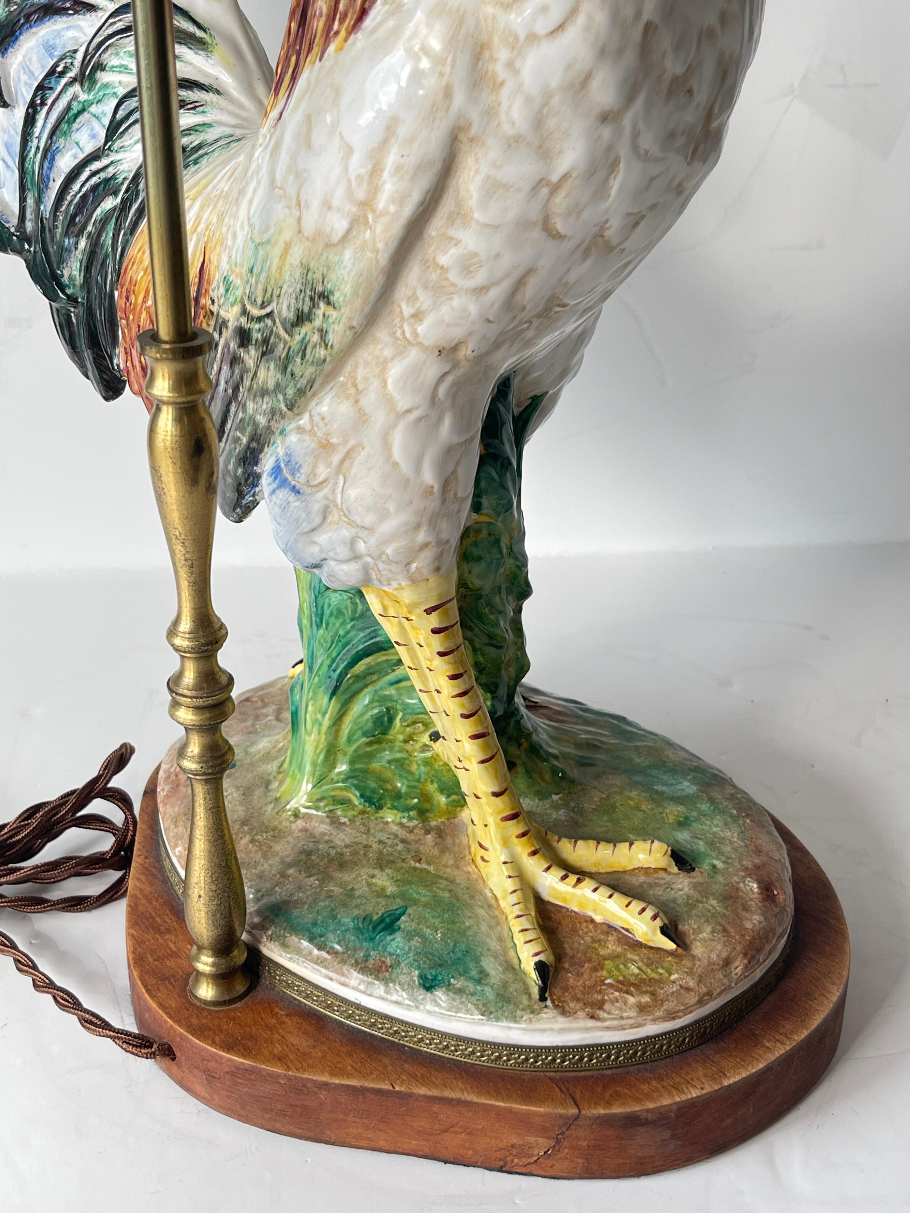 Lampe de table du XIXe siècle en majolique avec coq sur pied en Wood en vente 1