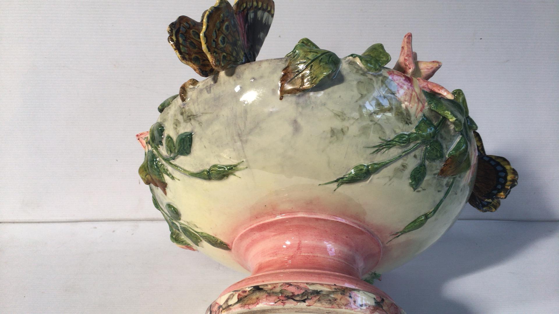 Ceramica Jardinière di rose e farfalle in maiolica del XIX secolo Delphin Massier in vendita