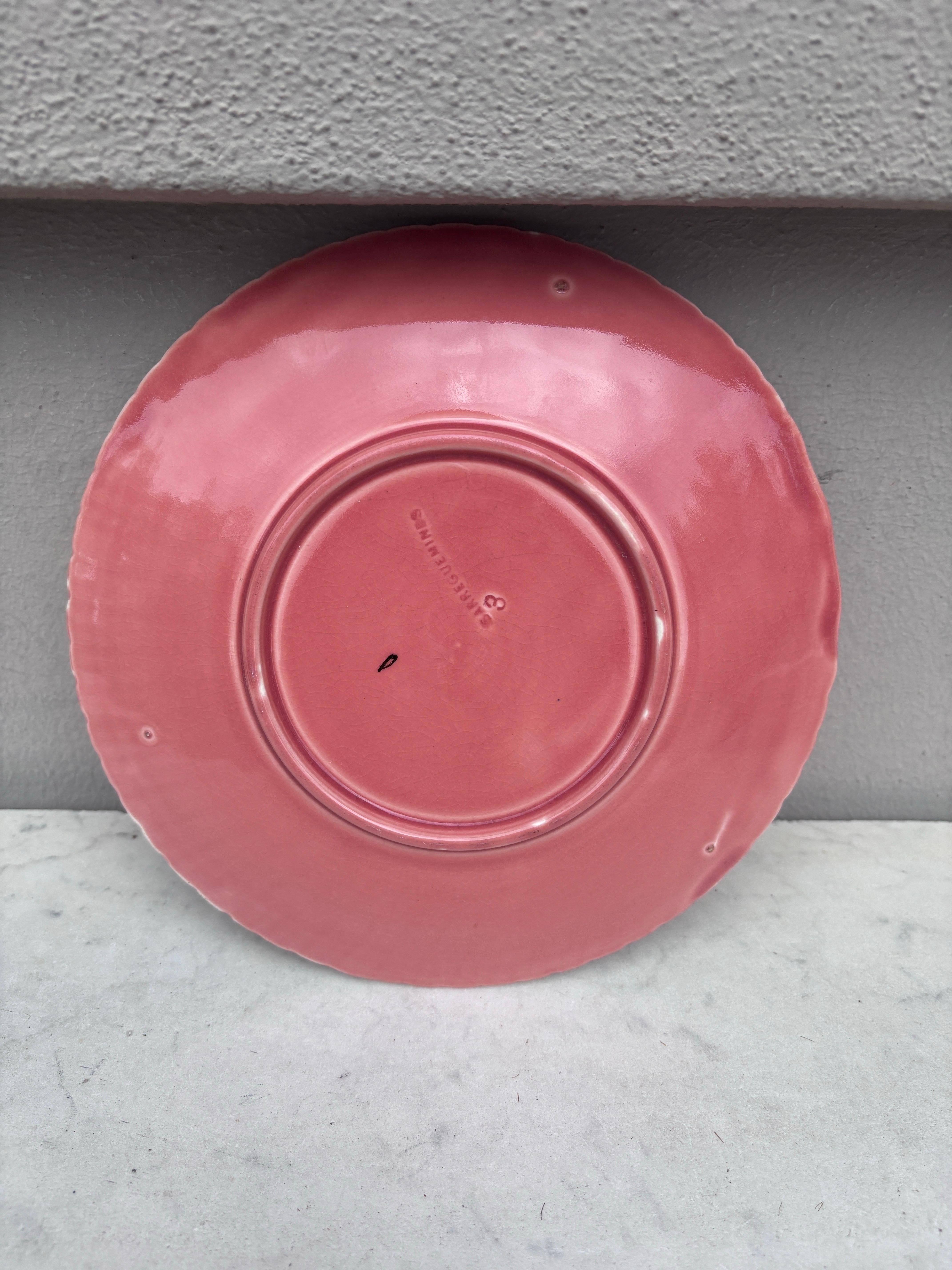 Assiette en majolique signée Sarreguemines, 19e siècle.
8,3 pouces de diamètre.