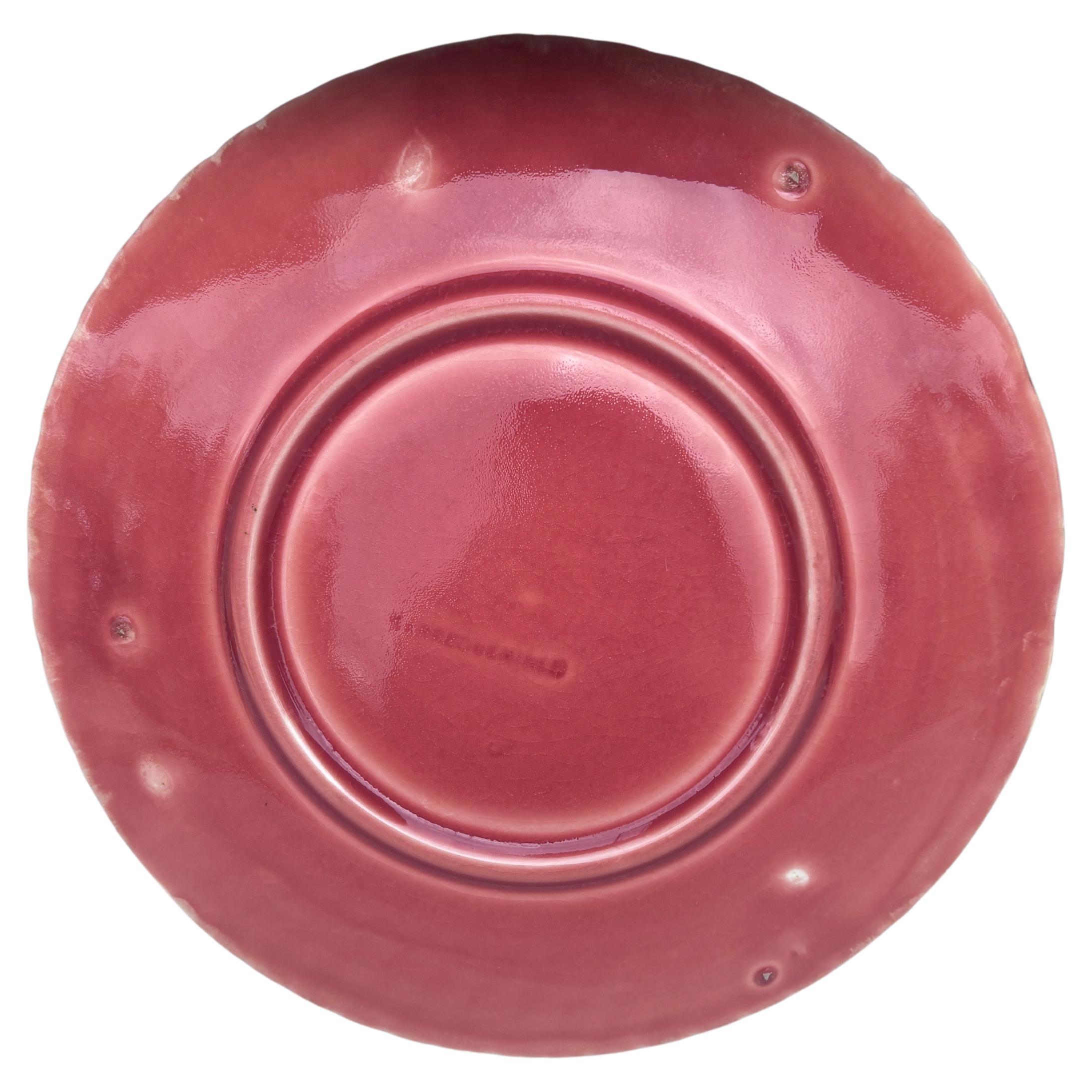 Assiette en majolique signée Sarreguemines, 19e siècle.
8,3 pouces de diamètre.