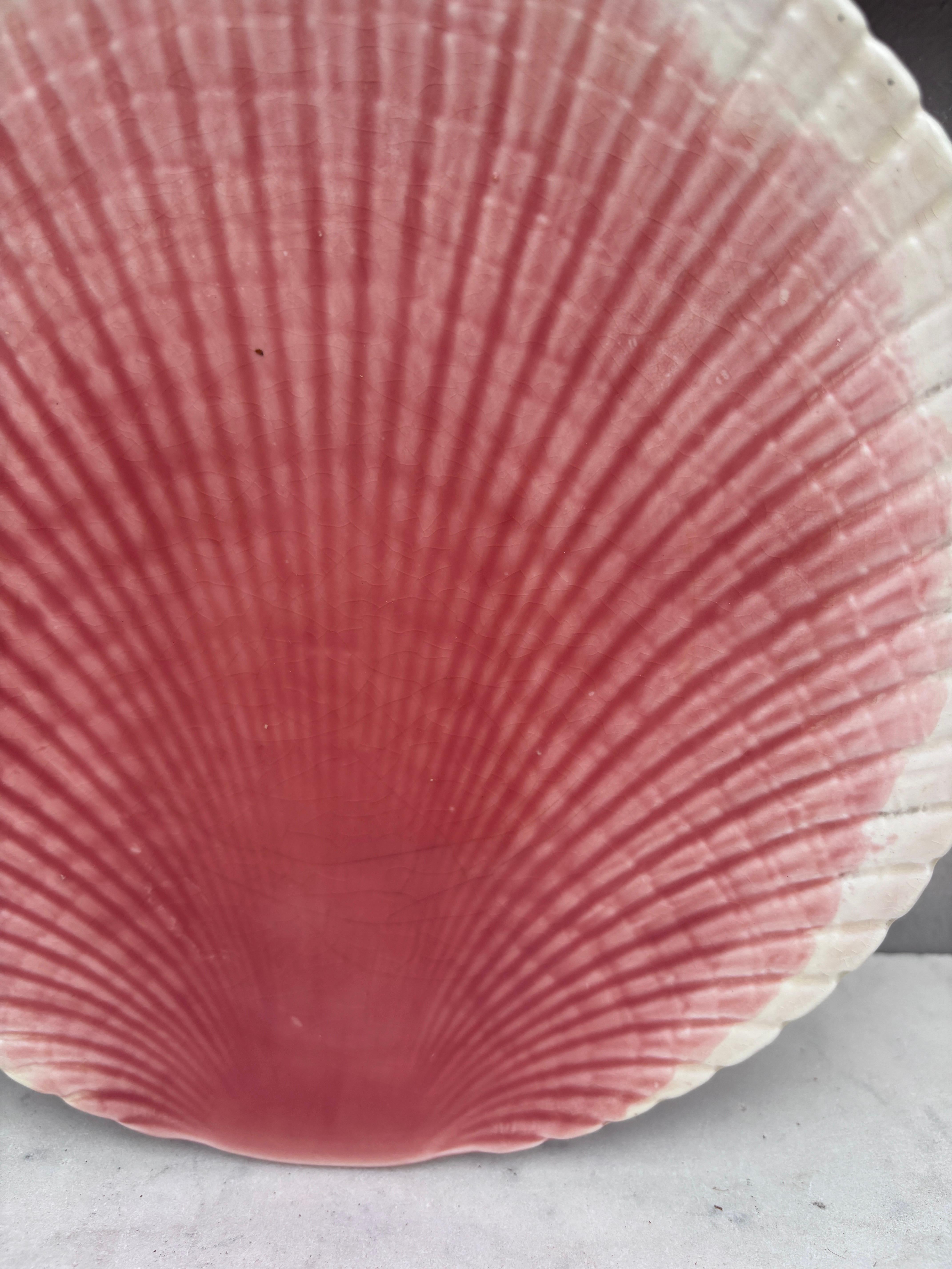 Français Assiette à coquille en majolique du 19e siècle Sarreguemines en vente