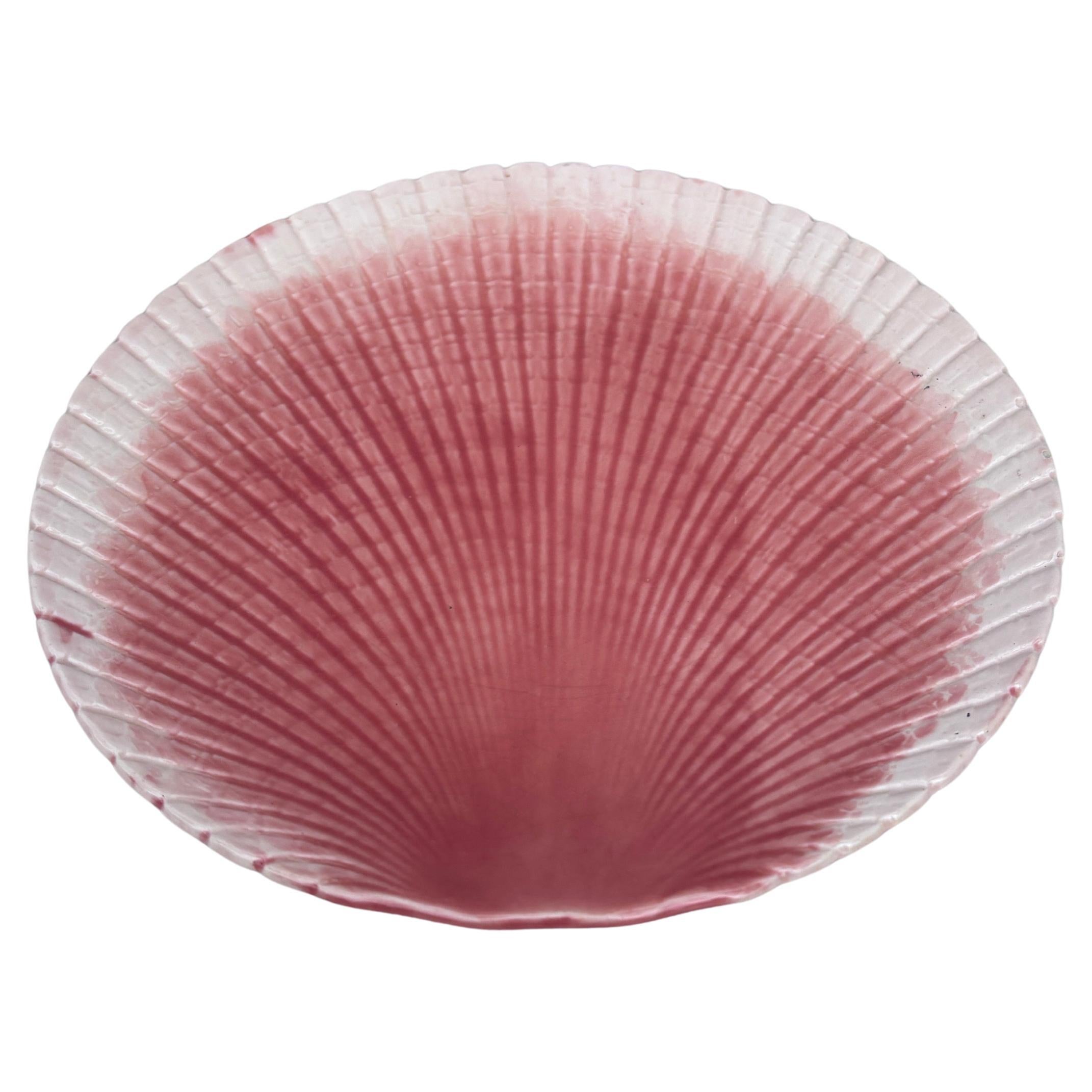 Français Assiette à coquille en majolique du 19e siècle Sarreguemines en vente