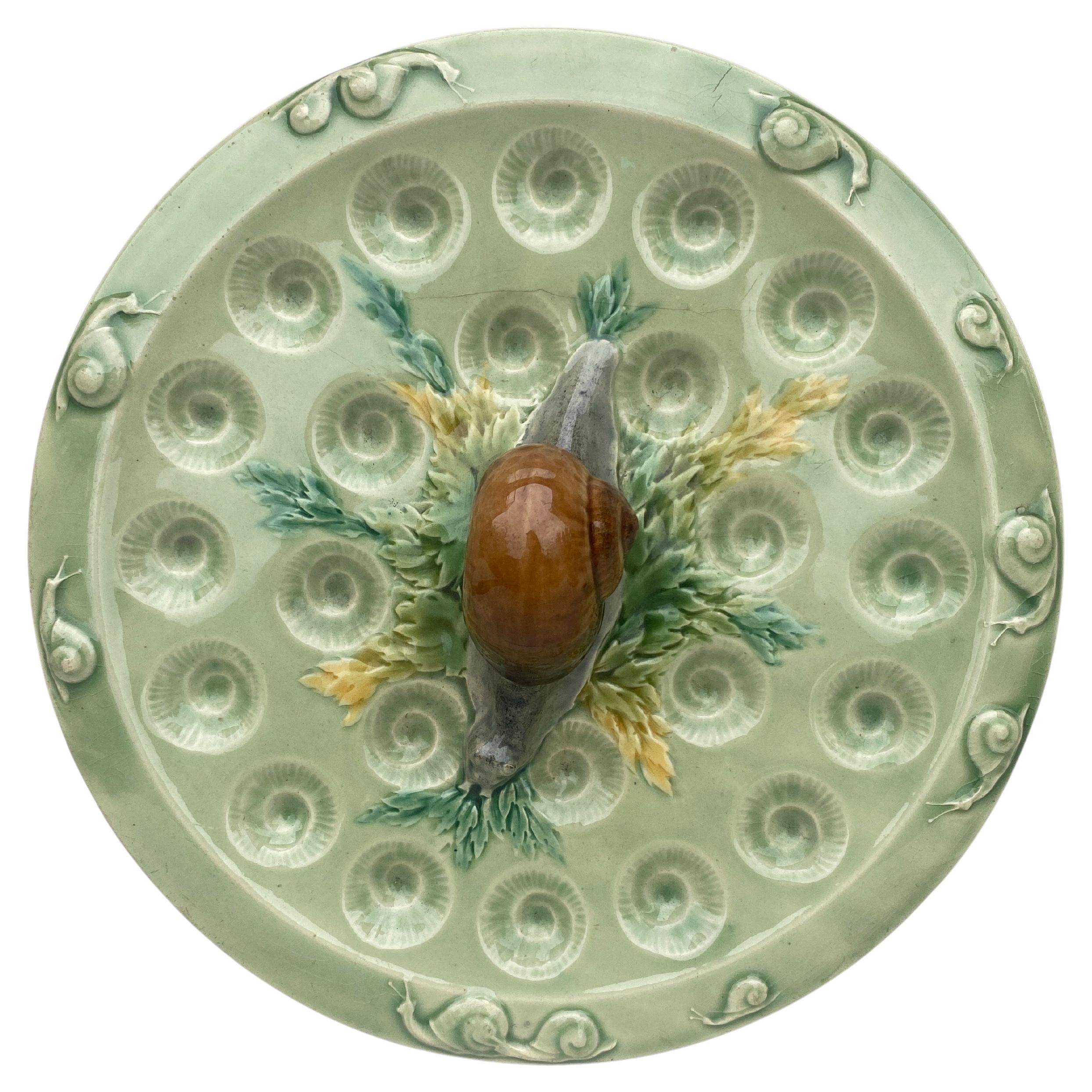 Plat à escargots en majolique du XIXe siècle  attribuée à Luneville.
Diamètre / 11.3 pouces .
un éclat au dos, à la racine des cheveux ( photo )