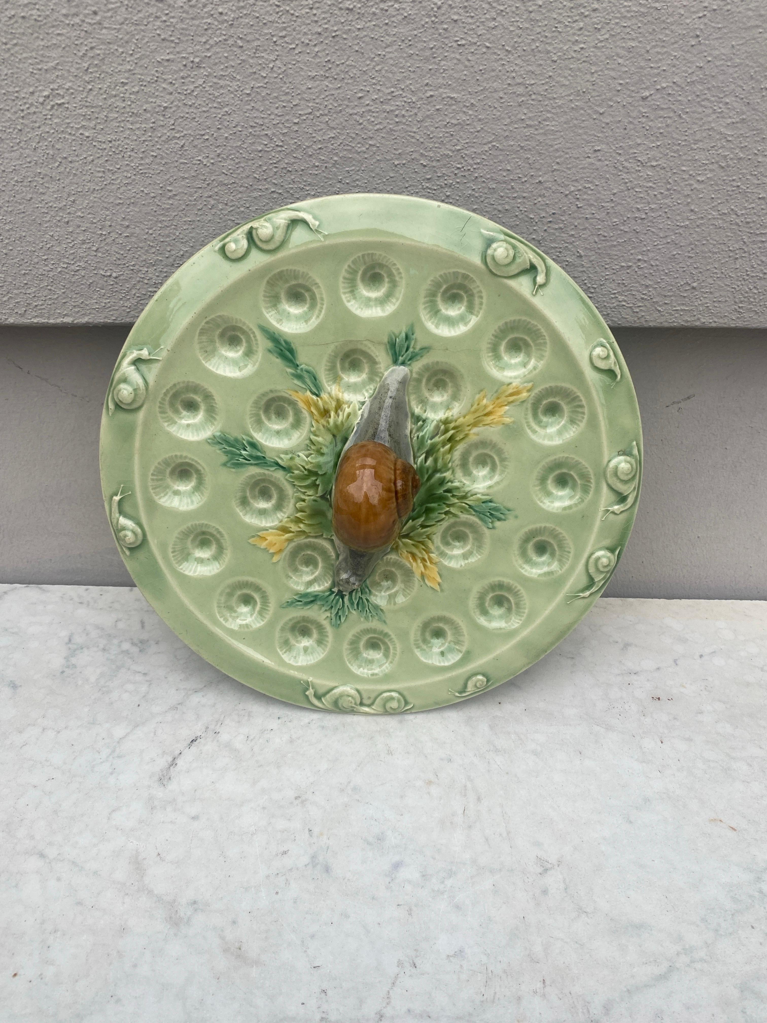Mouvement esthétique Assiette à escargots en majolique du 19ème siècle Luneville en vente