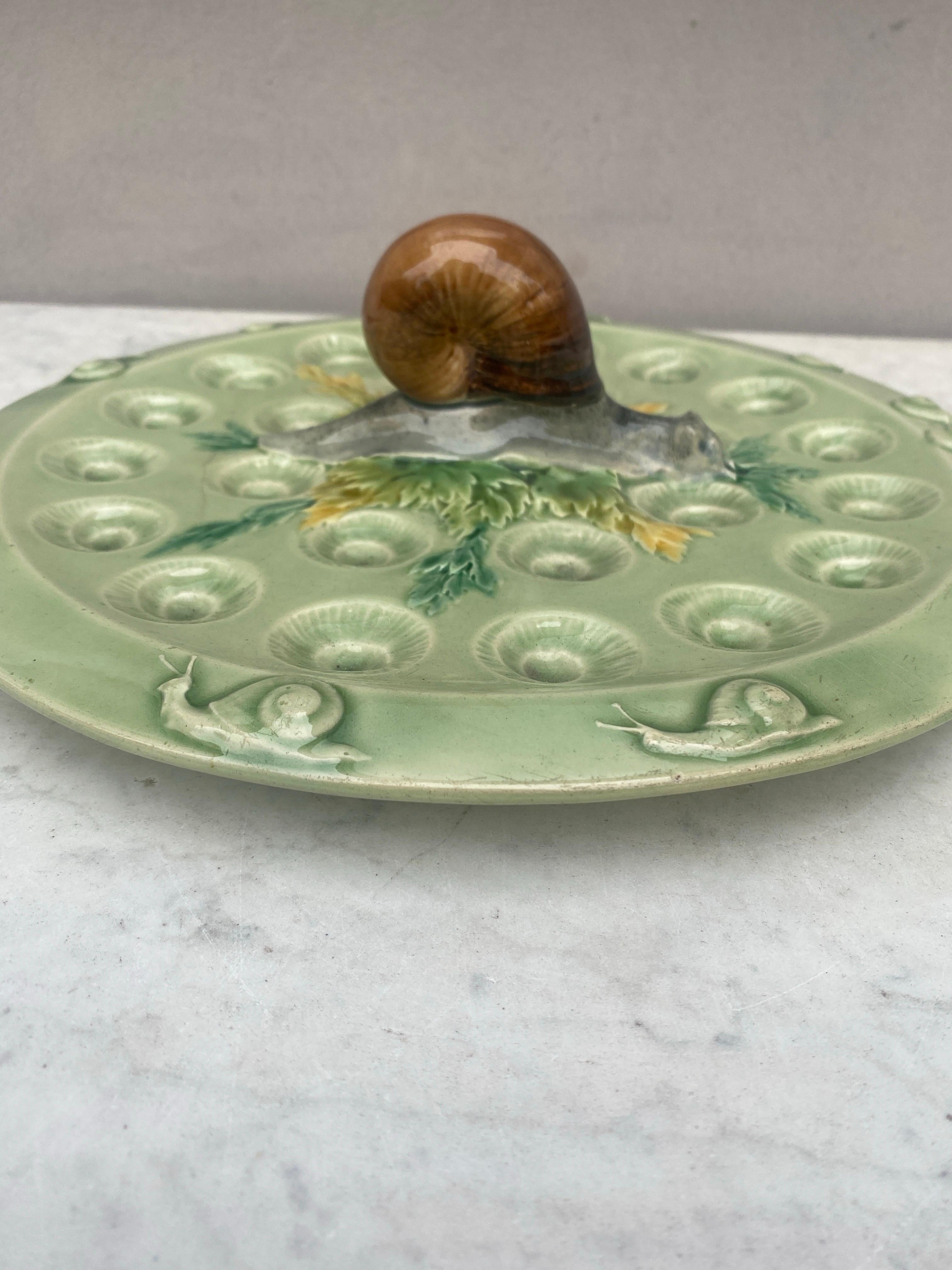 Français Assiette à escargots en majolique du 19ème siècle Luneville en vente
