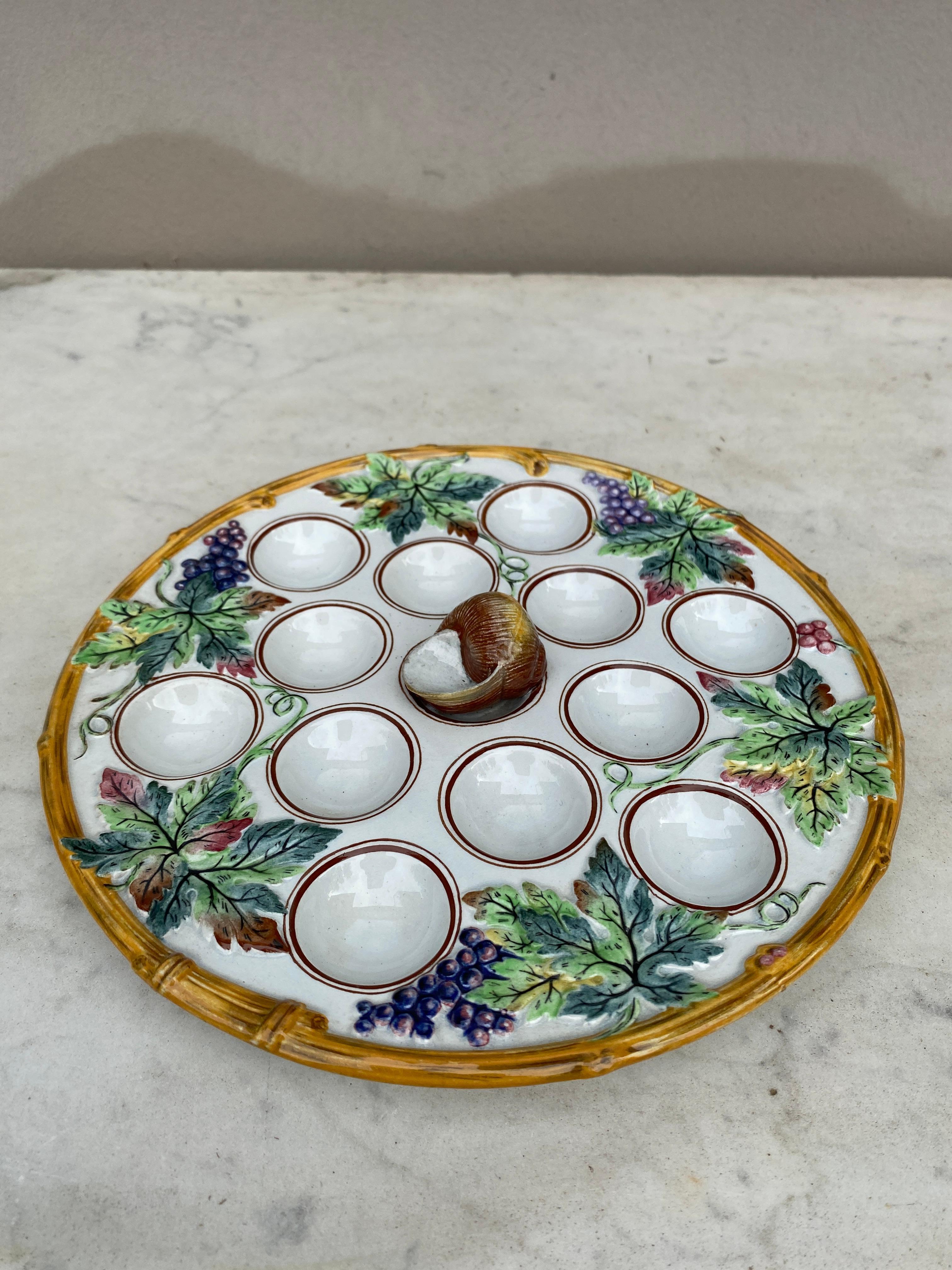 Assiette à escargots en majolique du 19ème siècle Luneville Bon état - En vente à Austin, TX