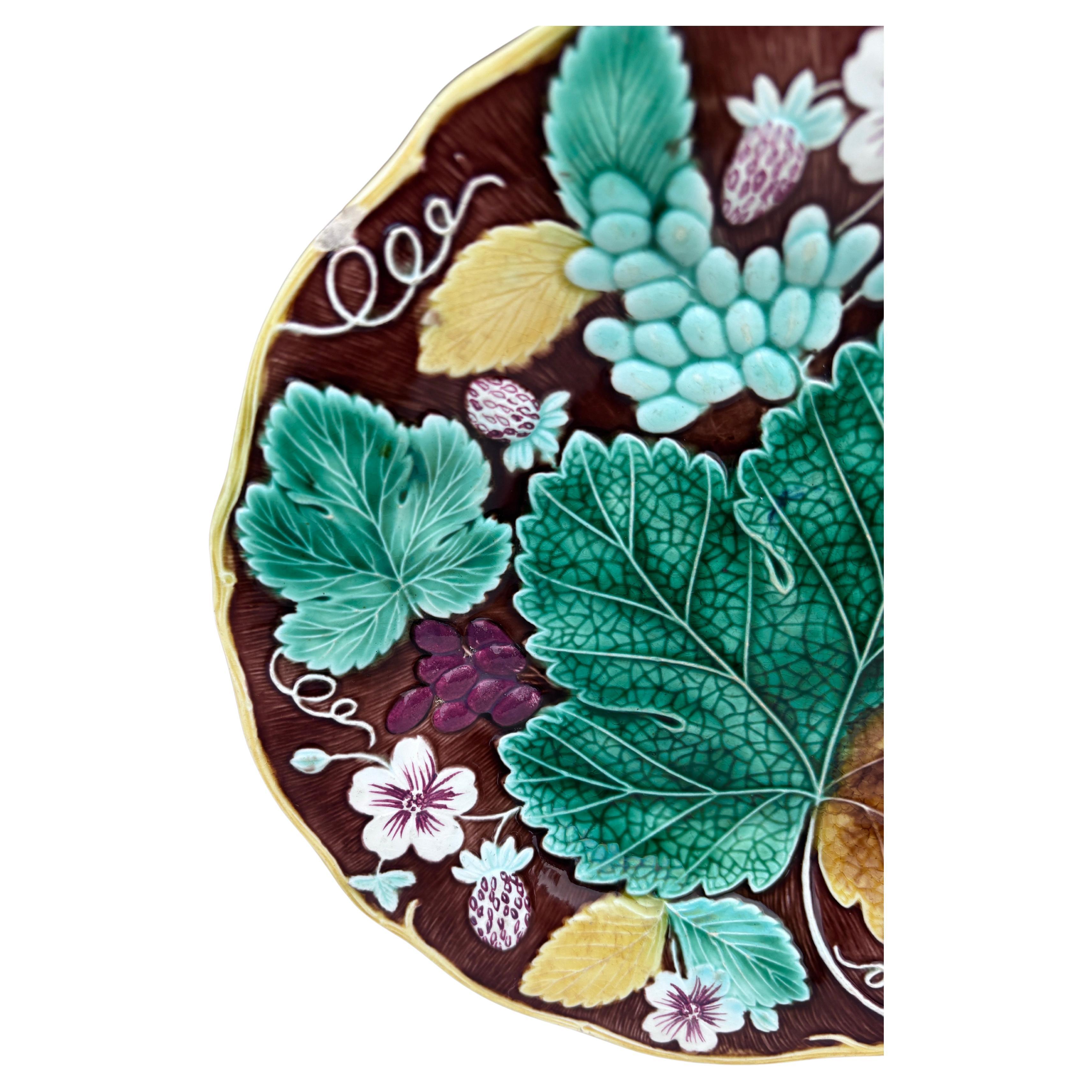 Victorian 19th Century Majolica Strawberries & Grapes Plate Wedgwood For Sale