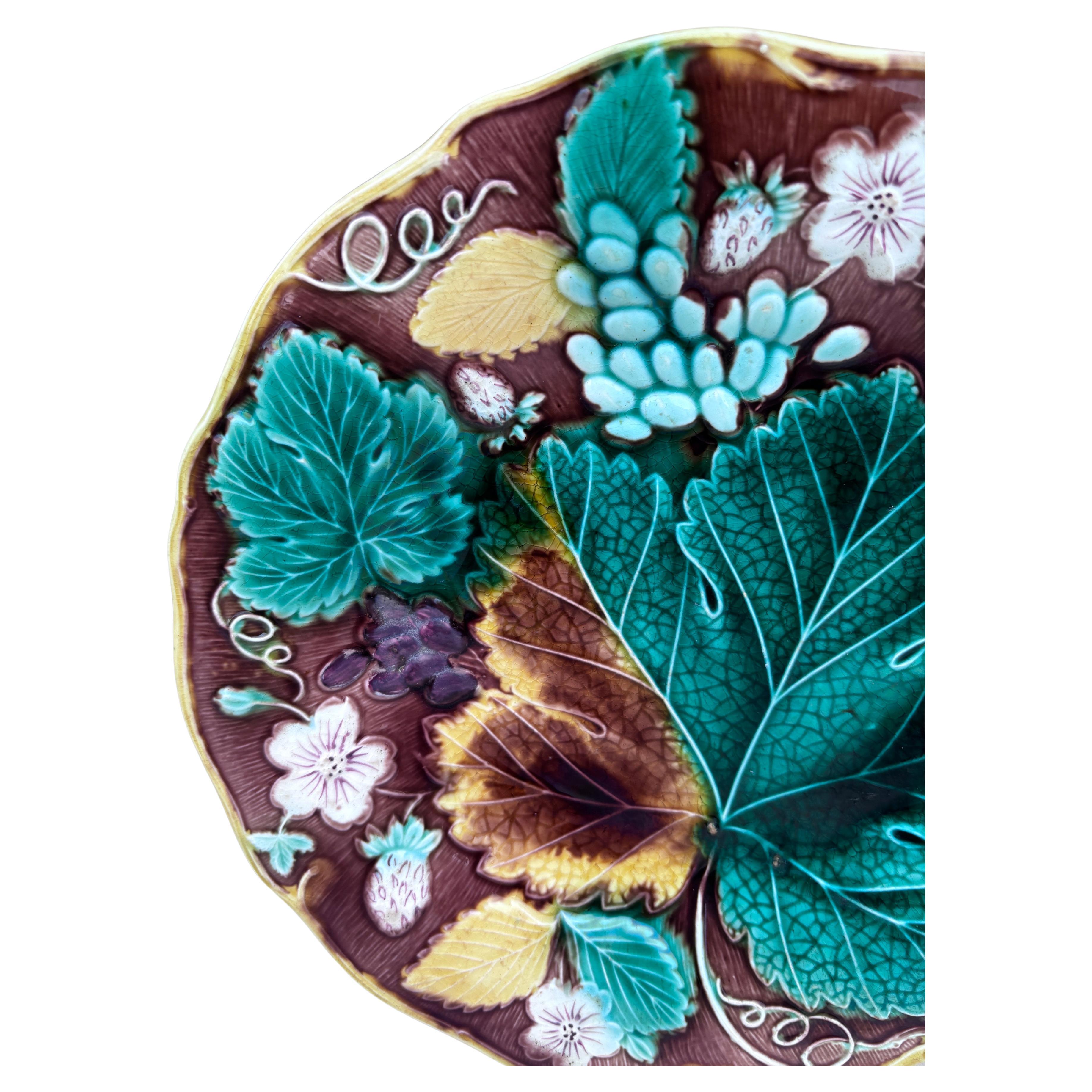 Plato de Mayólica del Siglo XIX Fresas y Uvas Wedgwood Victoriano en venta