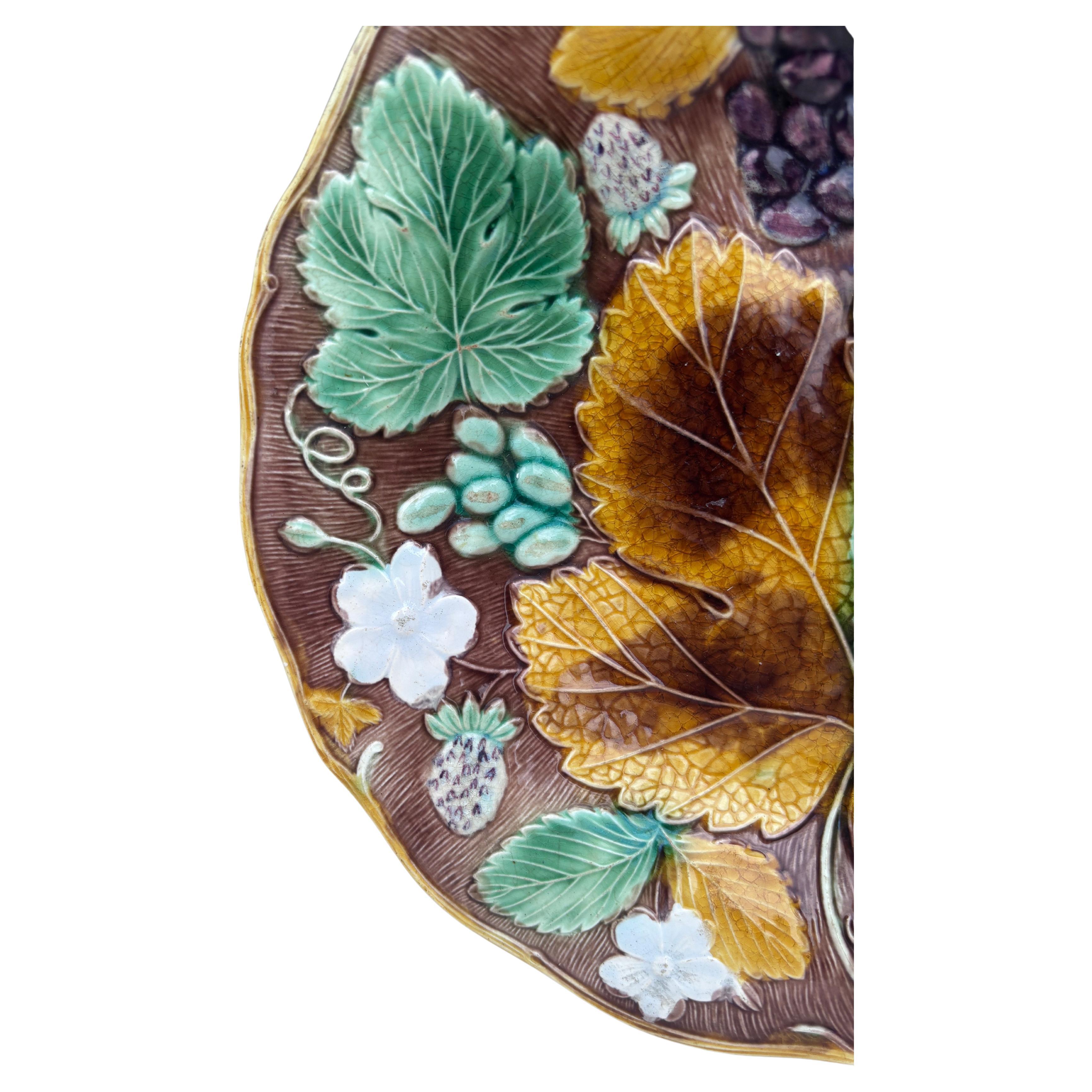 Plato de Mayólica del Siglo XIX Fresas y Uvas Wedgwood Victoriano en venta