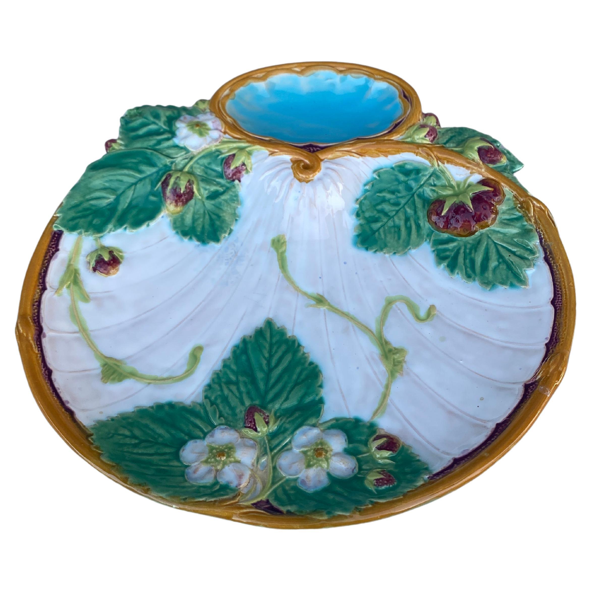 Assiette à fraises en majolique du XIXe siècle signée Minton.