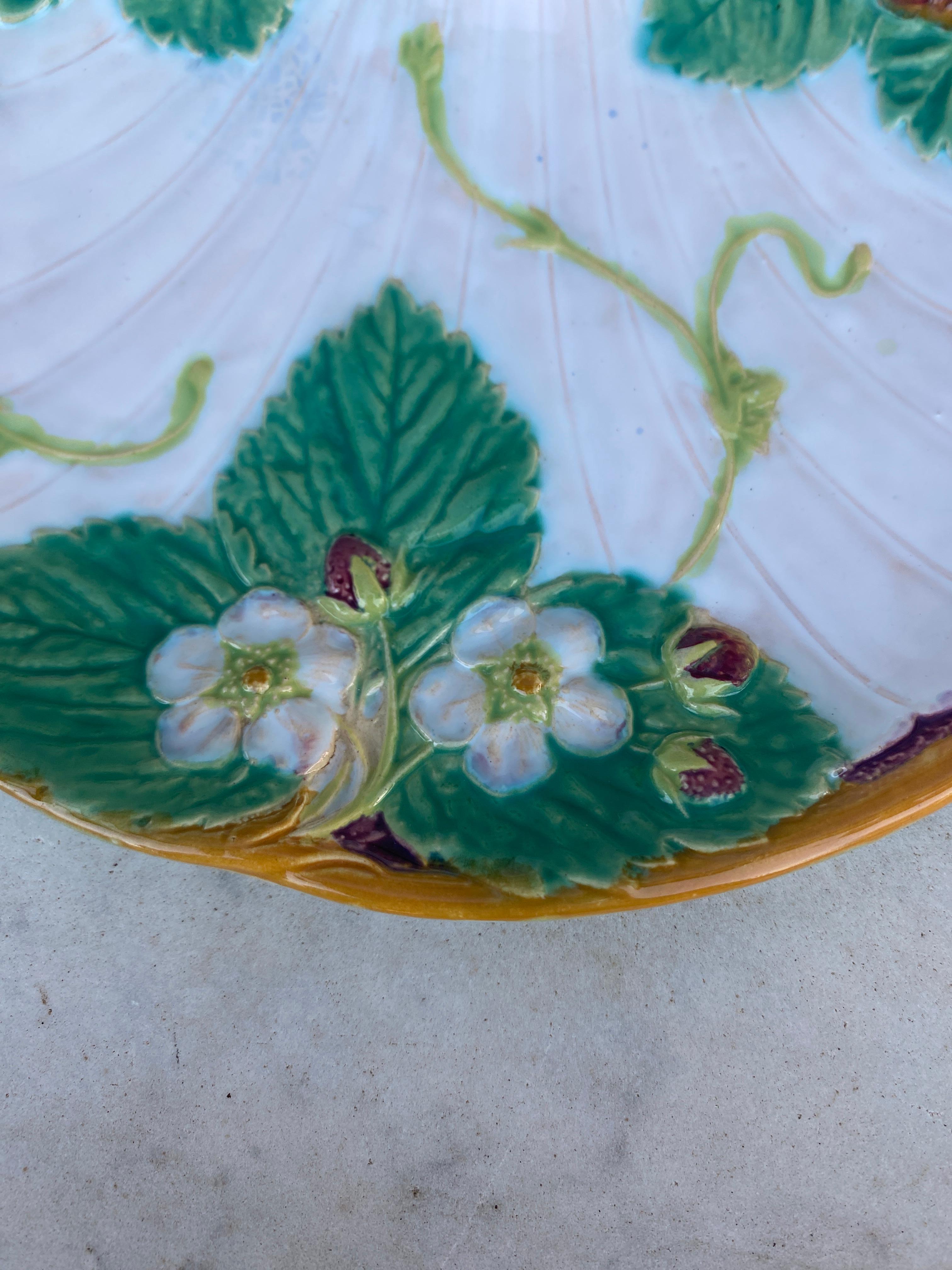 Victorien Assiette en majolique du 19ème siècle à fraises de Minton  en vente