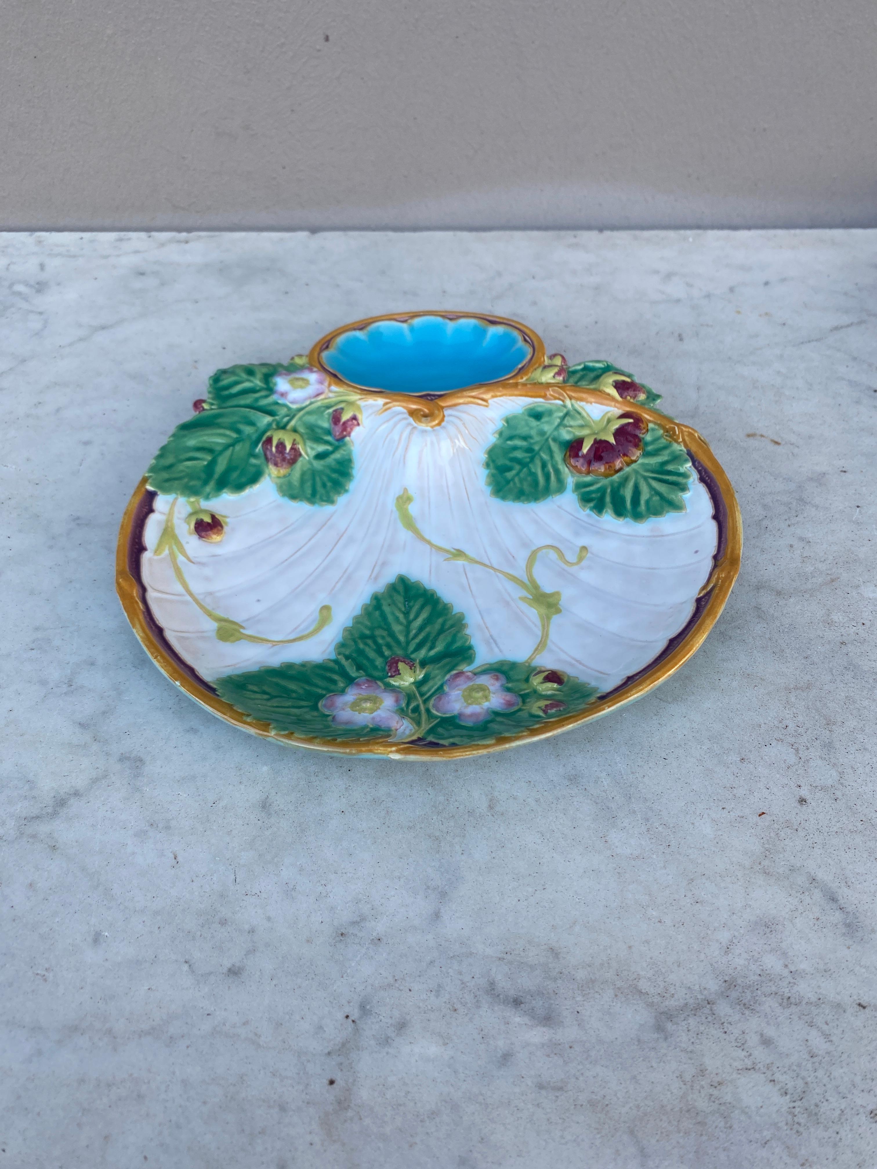 Victorien Assiette en majolique du 19ème siècle à fraises de Minton en vente