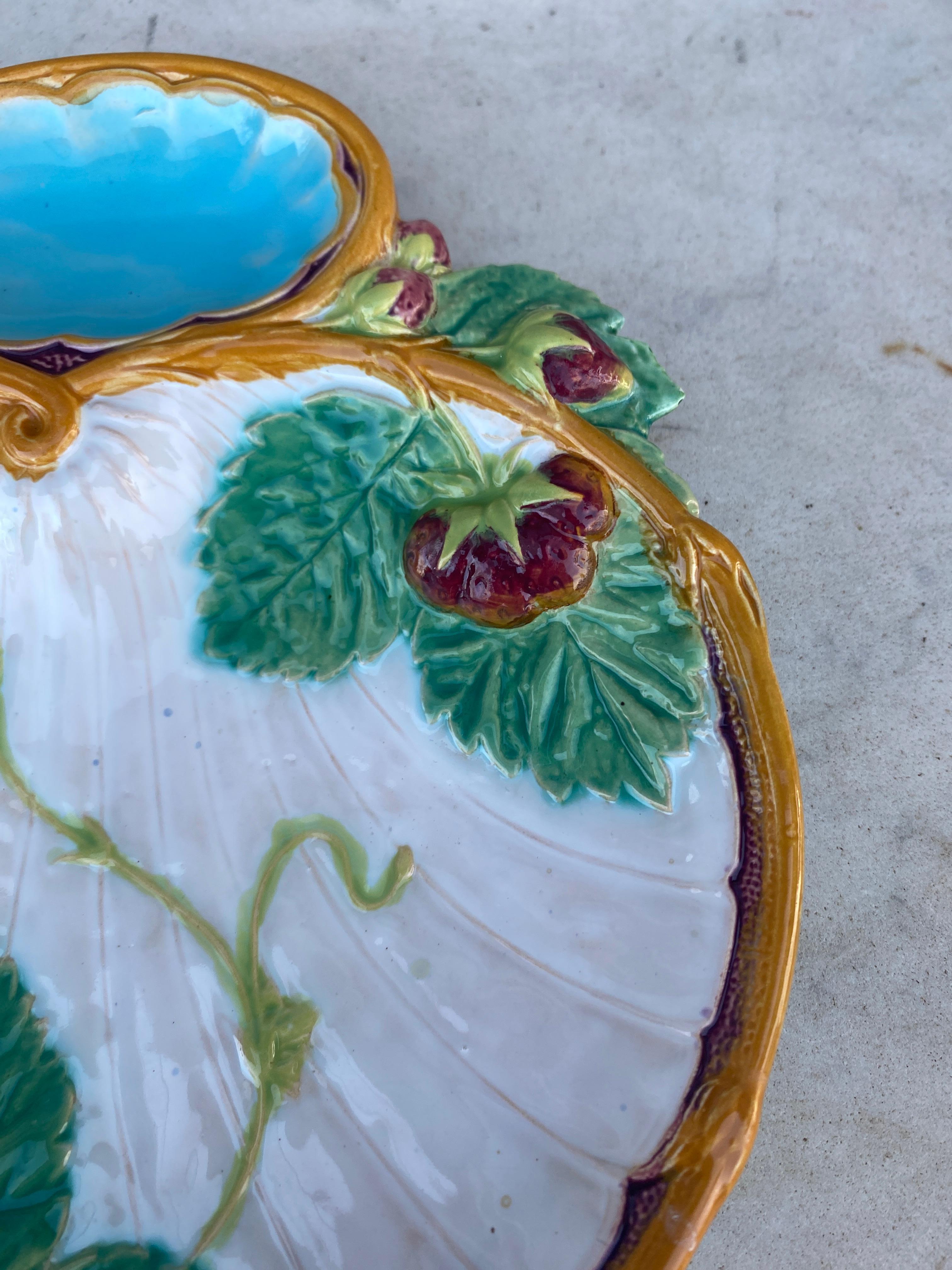 Victorien Assiette en majolique du 19ème siècle à fraises de Minton en vente