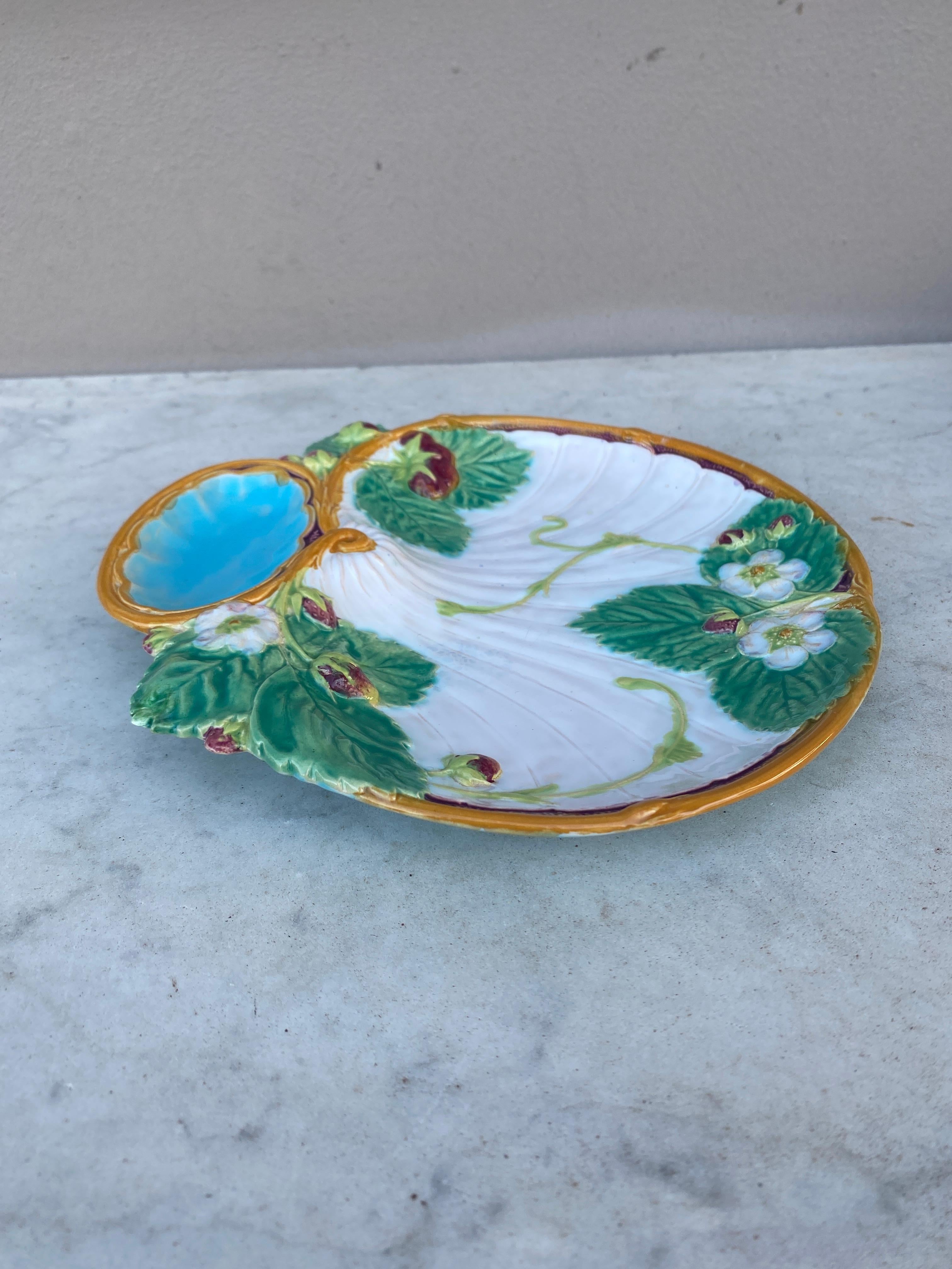 19th Century Majolica Strawberries Minton Plate In Good Condition For Sale In Austin, TX