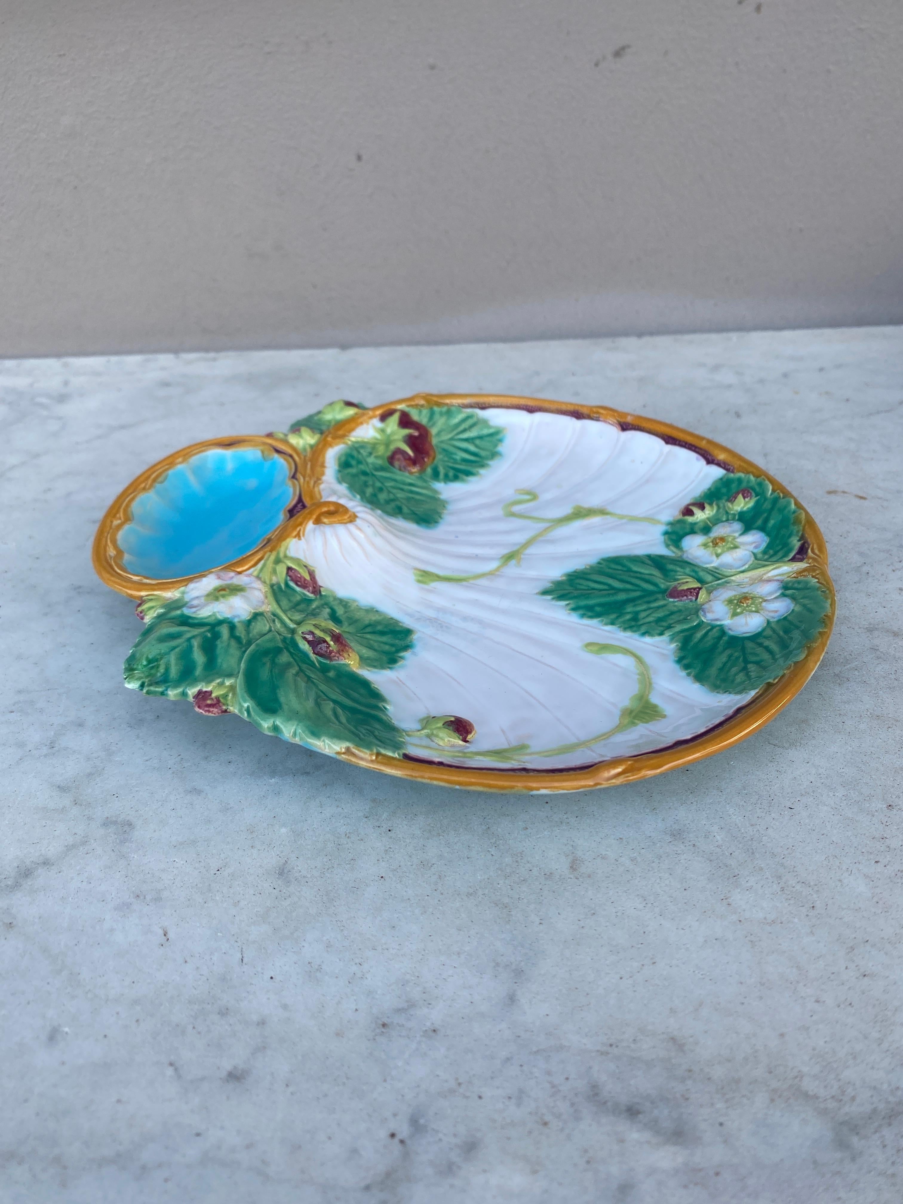 Anglais Assiette en majolique du 19ème siècle à fraises de Minton en vente