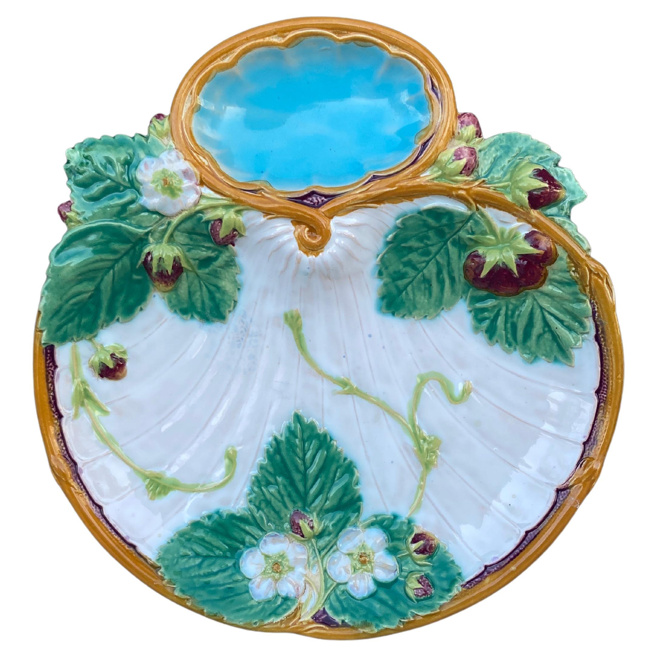 Assiette en majolique du 19ème siècle à fraises de Minton  en vente